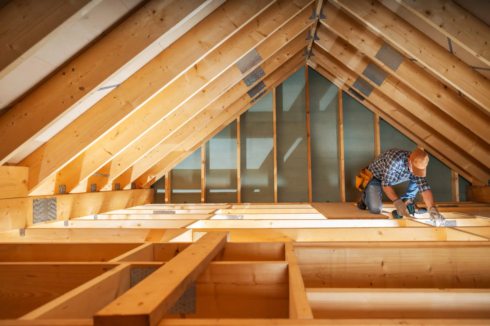 Dachboden dämmen: So senken Sie Ihre Energiekosten Dachboden dämmen: Handwerker dämmt Dachboden