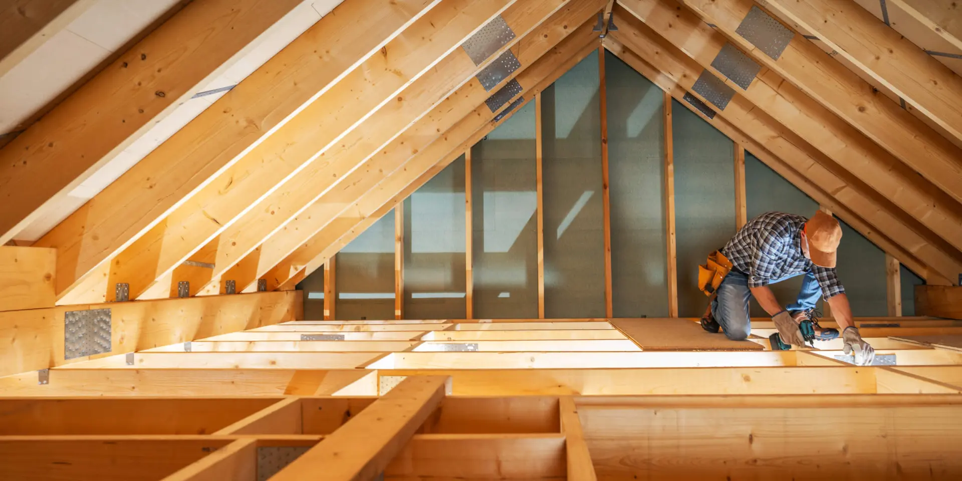 Dachboden dämmen: Handwerker dämmt Dachboden