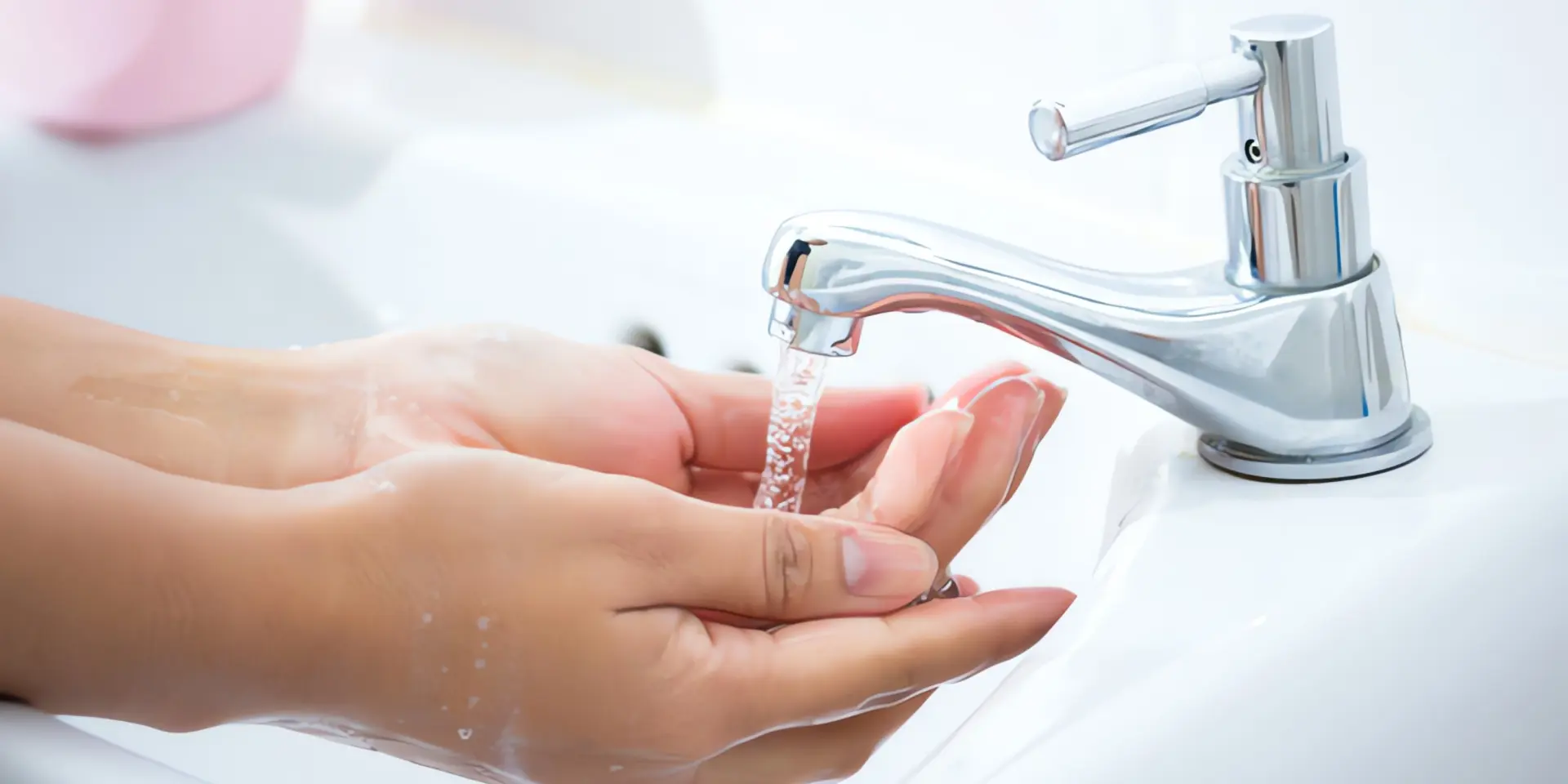 Durchlauferhitzer entkalken: Frauenhände unter Wasserhahn