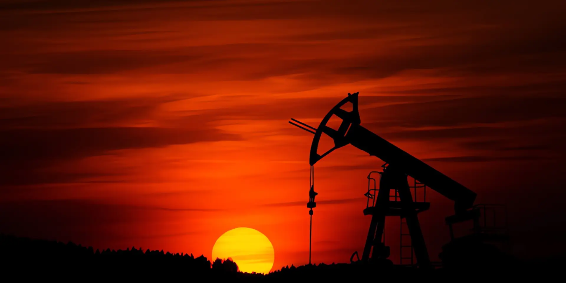 Entwicklung Heizölpreis: Bohrinsel im Sonnenuntergang