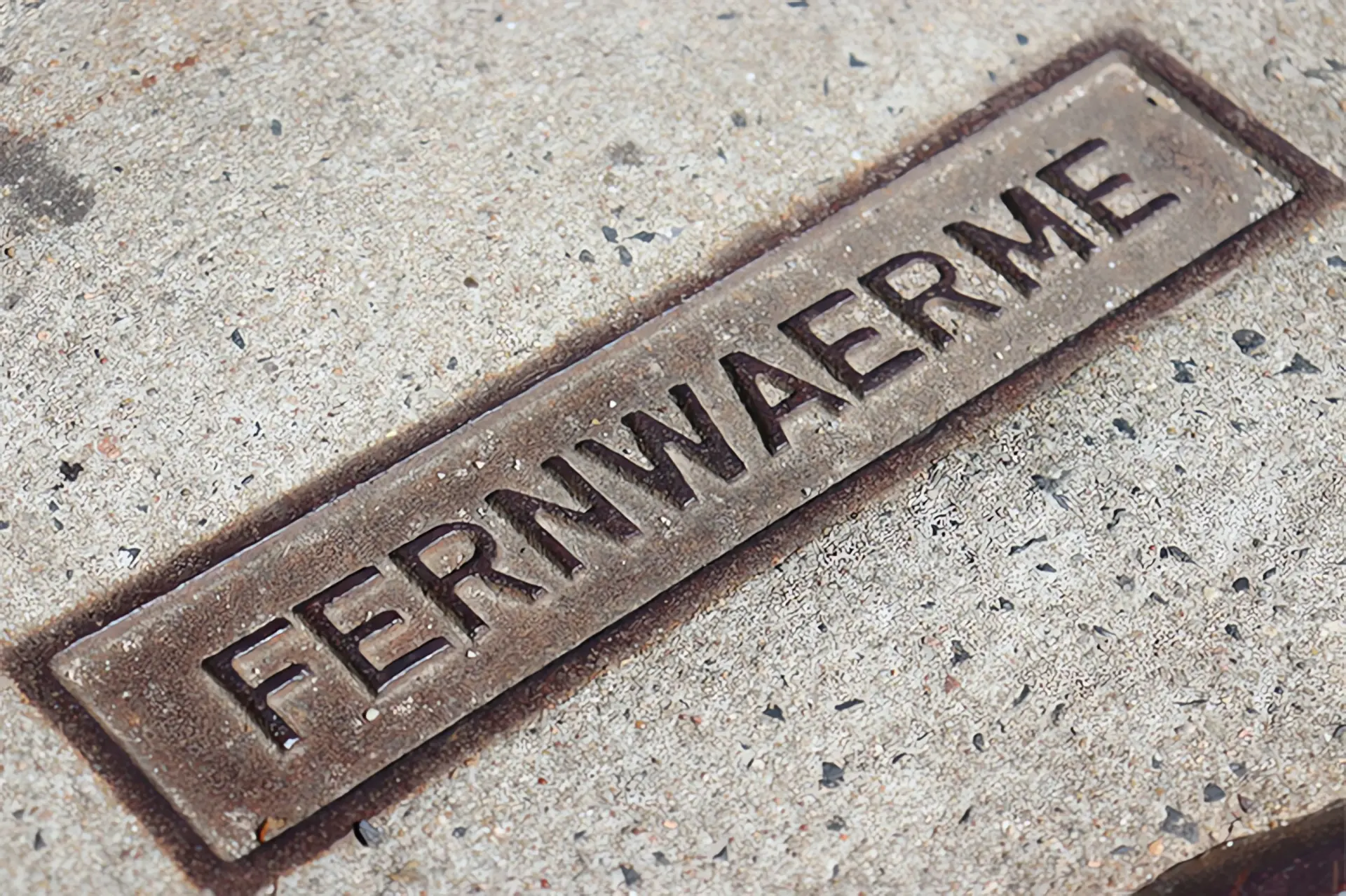 Fernwärme Kosten: Auf den Boden gedrucktes Wort "Fernwärme"