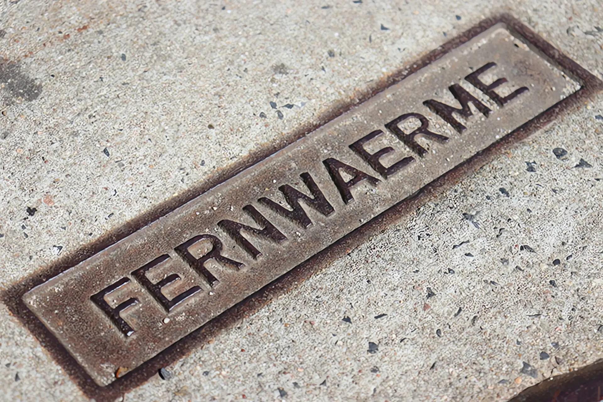 Fernwärme Kosten: Auf den Boden gedrucktes Wort "Fernwärme"