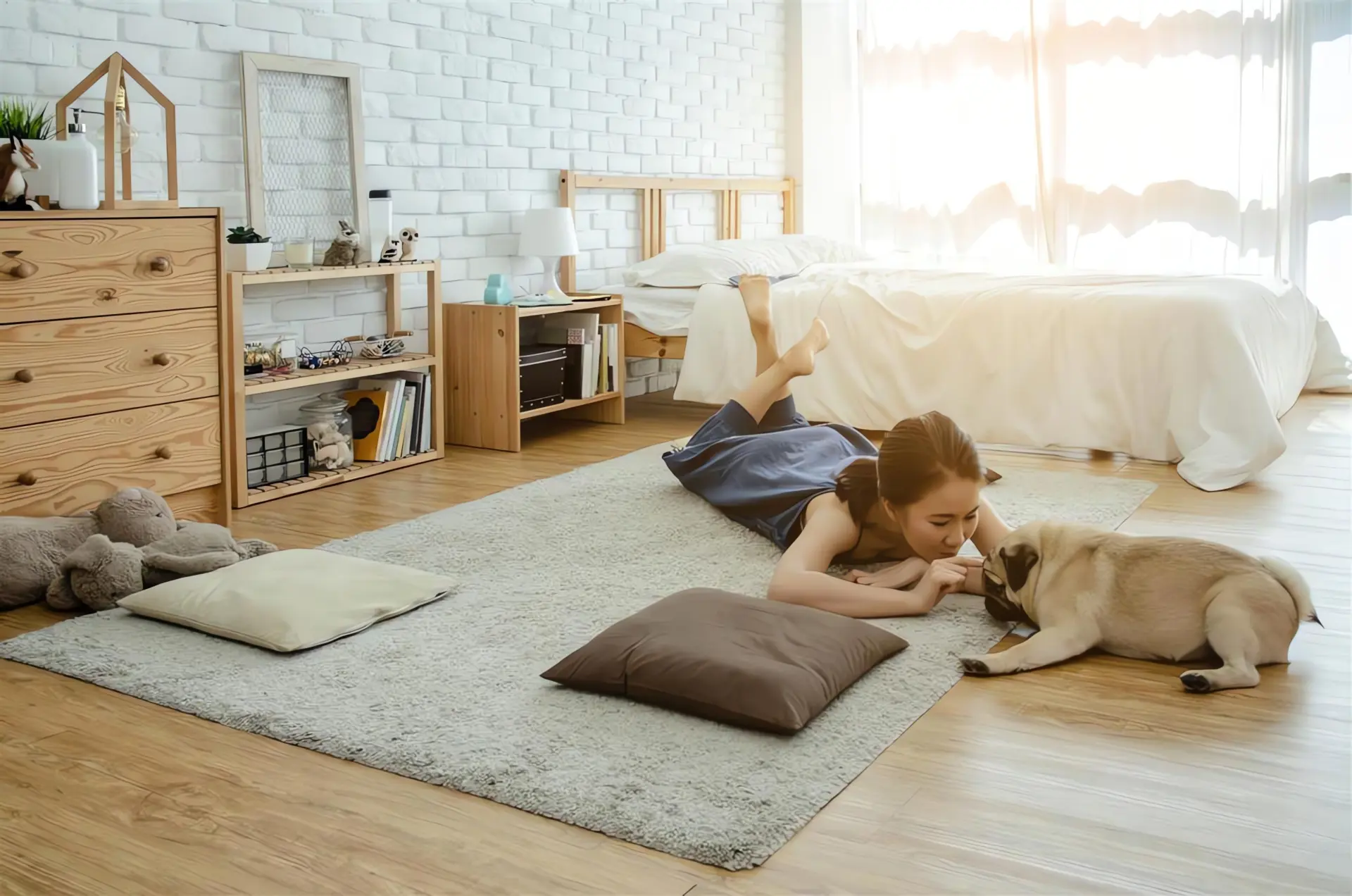 Filter Lüftungsanlage: Mädchen und Hund liegen auf Boden im Schlafzimmer