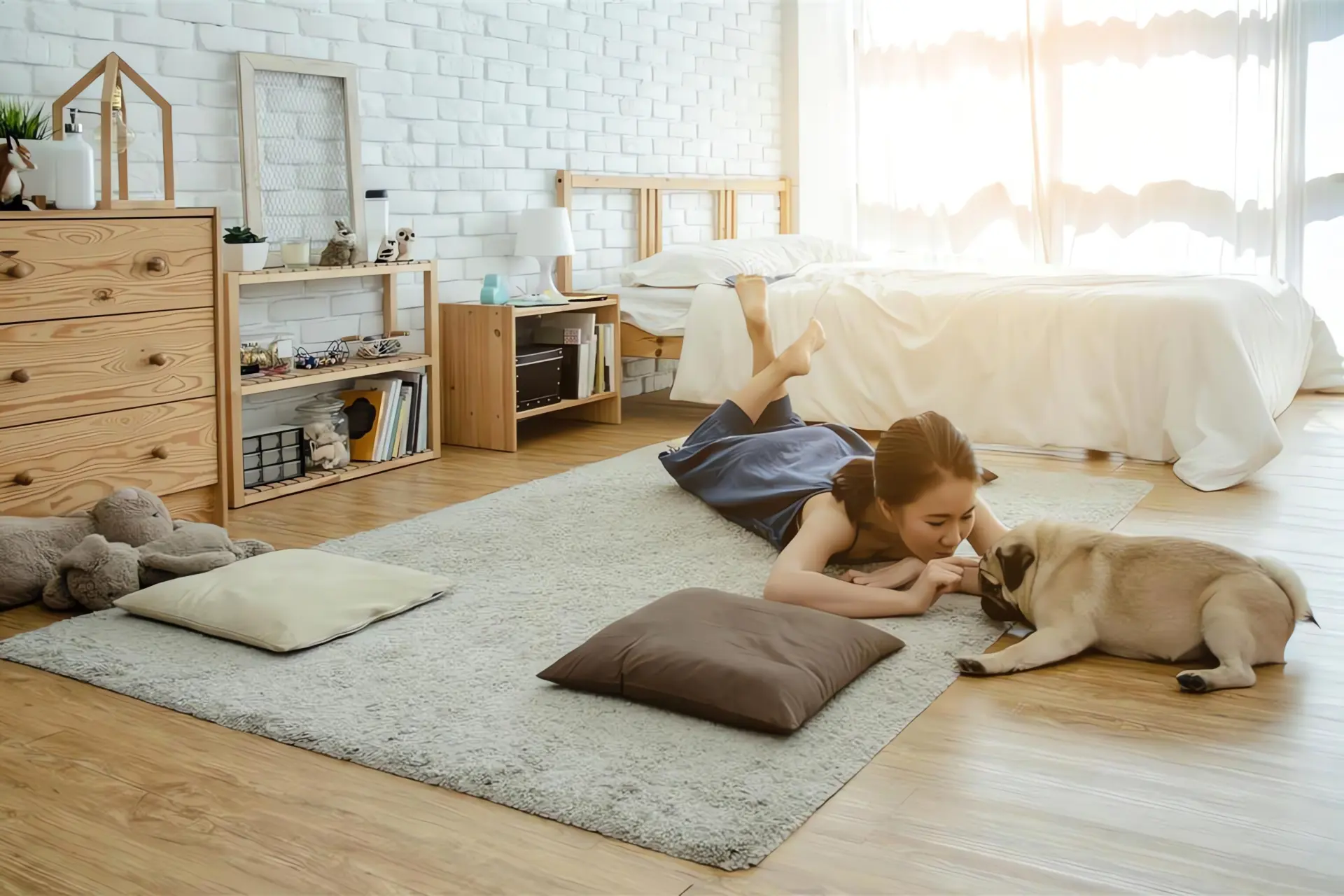 Filter Lüftungsanlage: Mädchen und Hund liegen auf Boden im Schlafzimmer