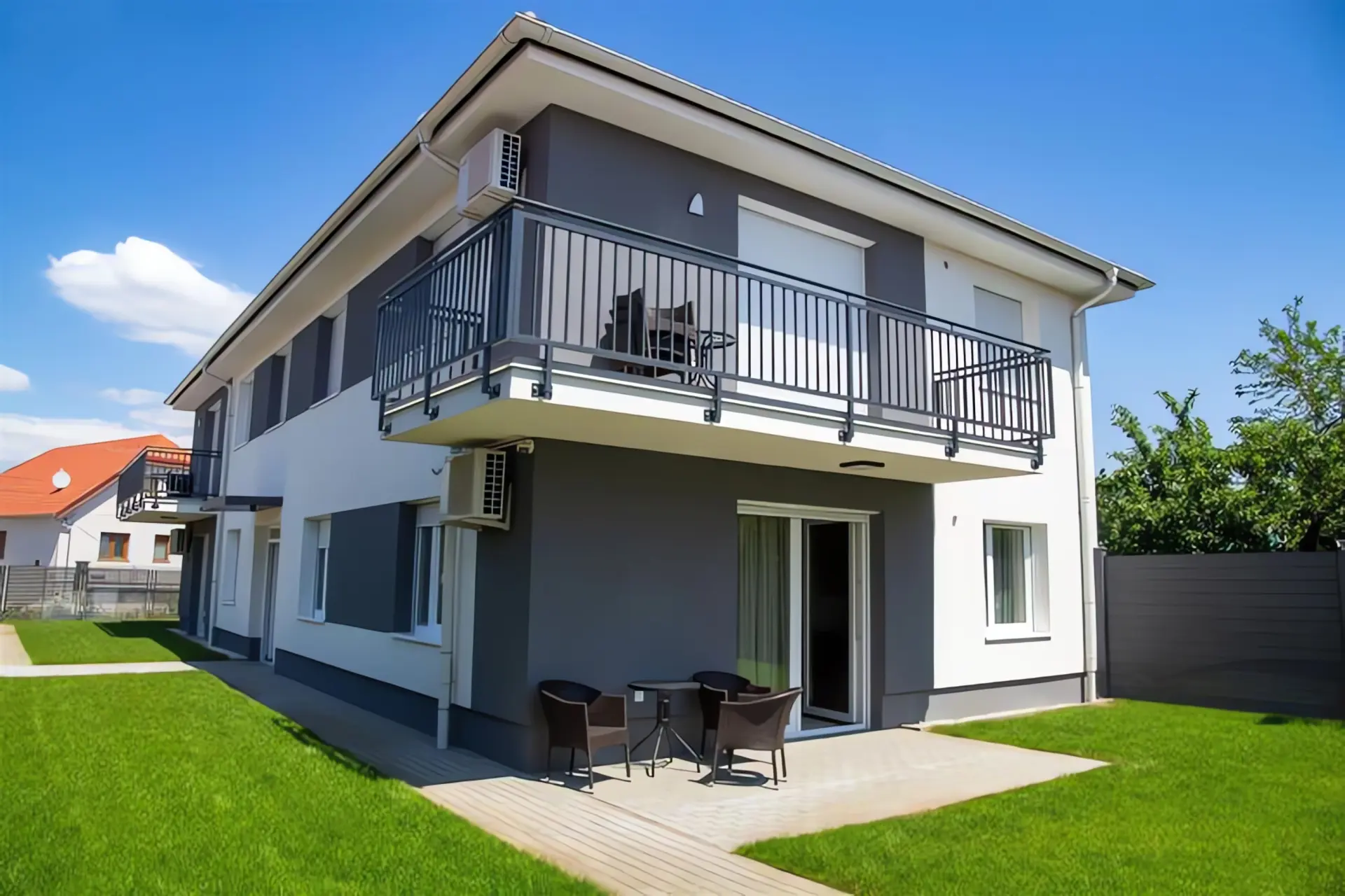 Fundament Wärmepumpe: modernes Haus mit Garten