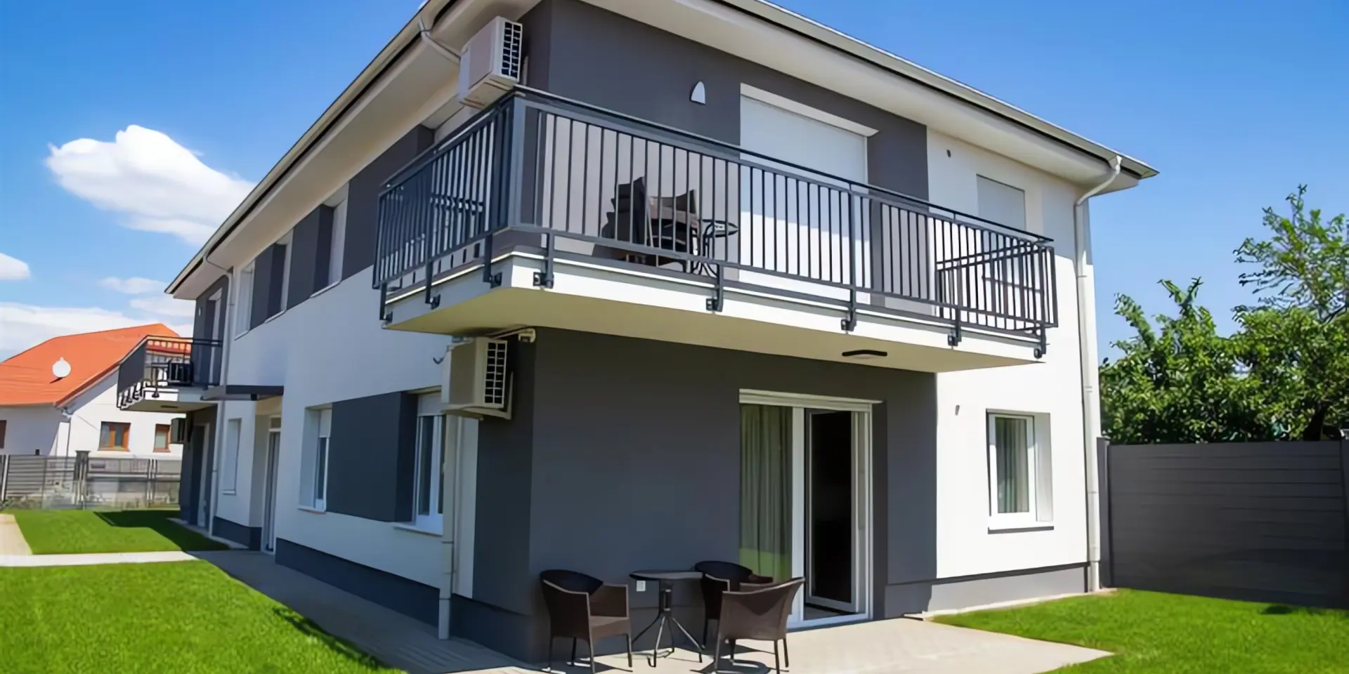 Fundament Wärmepumpe: modernes Haus mit Garten