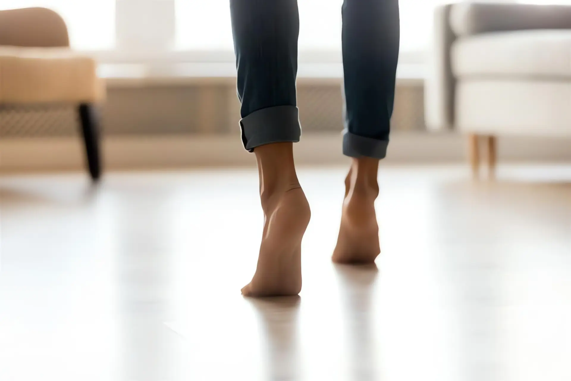 Fußbodenheizung kuehlen: Füße auf Wohnzimmer-Boden