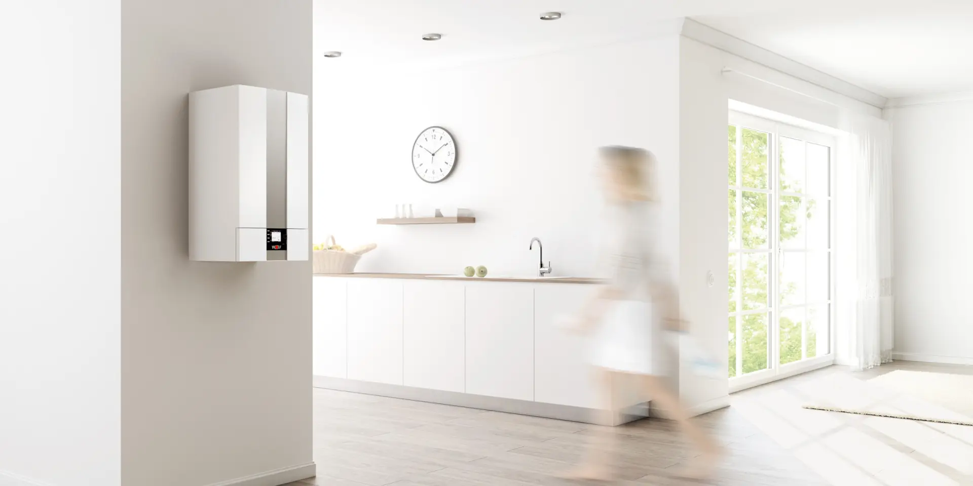 Heizen mit Gas: Gasbrennwerttherme CGW-2 von WOLF in sonnendurchflutetem Bad