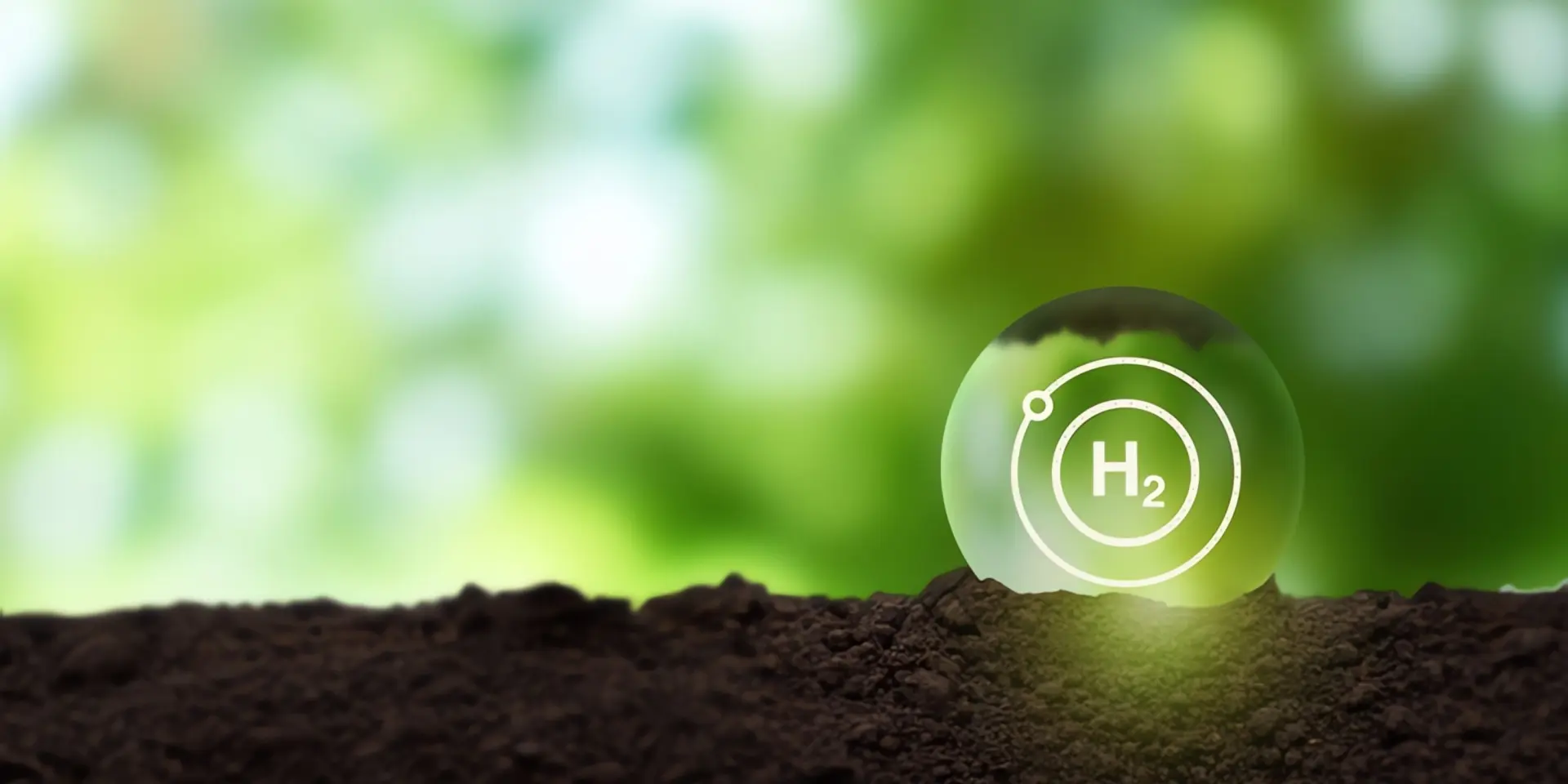 H2-ready: H2-Kugel liegt auf einem Erdboden, im Hintergrund ist ein Wald zu sehen.