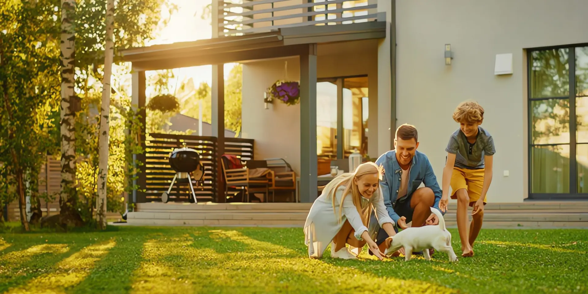 Heizen mit Erdwärme: Familie mit Hund spielt im Garten