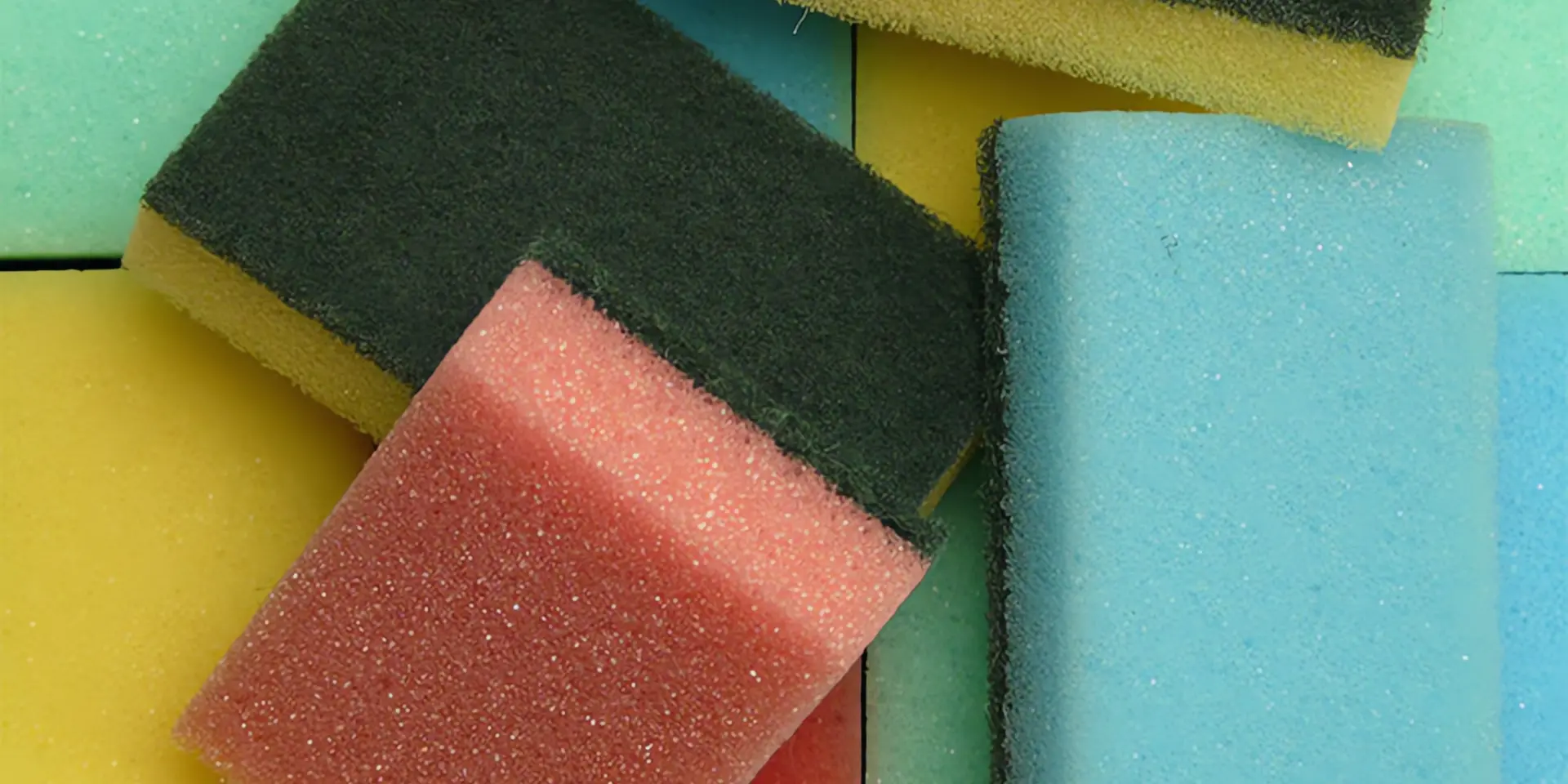 Heizkörper reinigen: Bunte Schwämme