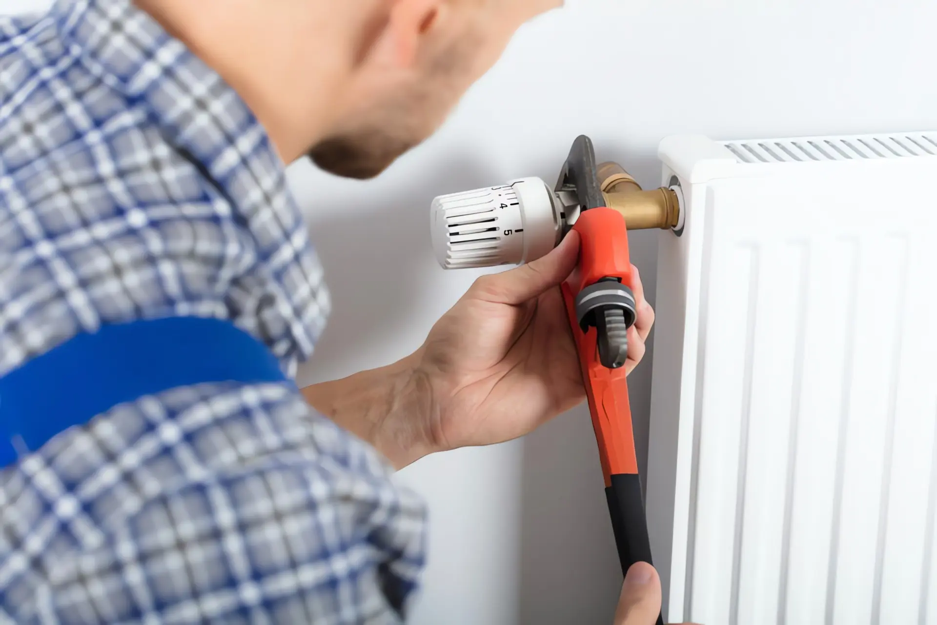 Heizkörperthermostat wechseln: Heizungsbauer repariert Heizung