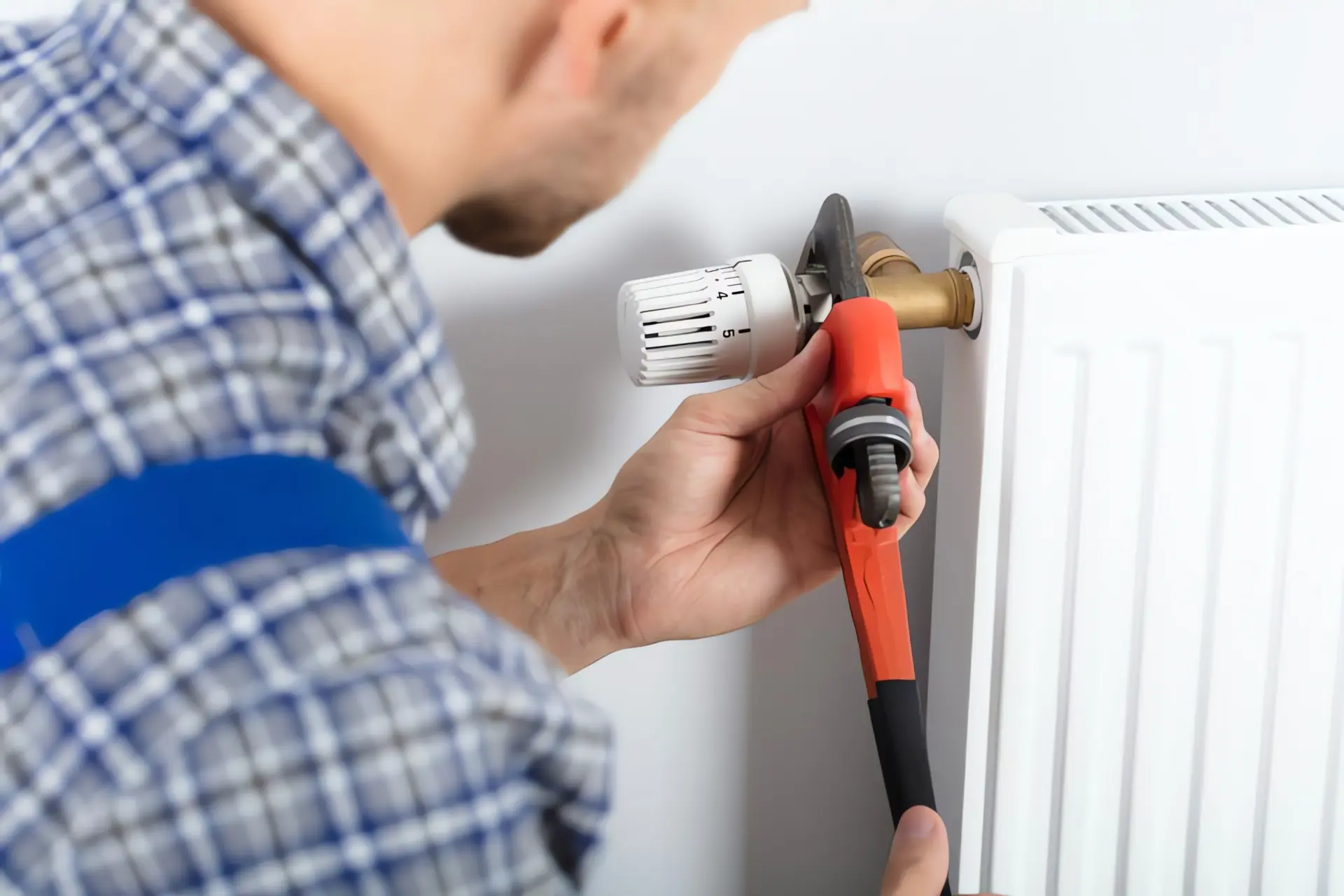 Heizkörperthermostat wechseln: Heizungsbauer repariert Heizung