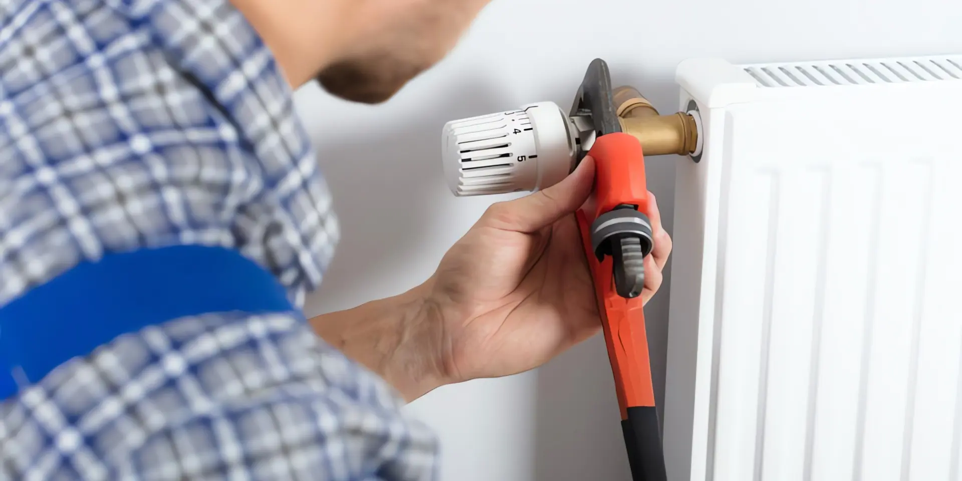 Heizkörperthermostat wechseln: Heizungsbauer repariert Heizung