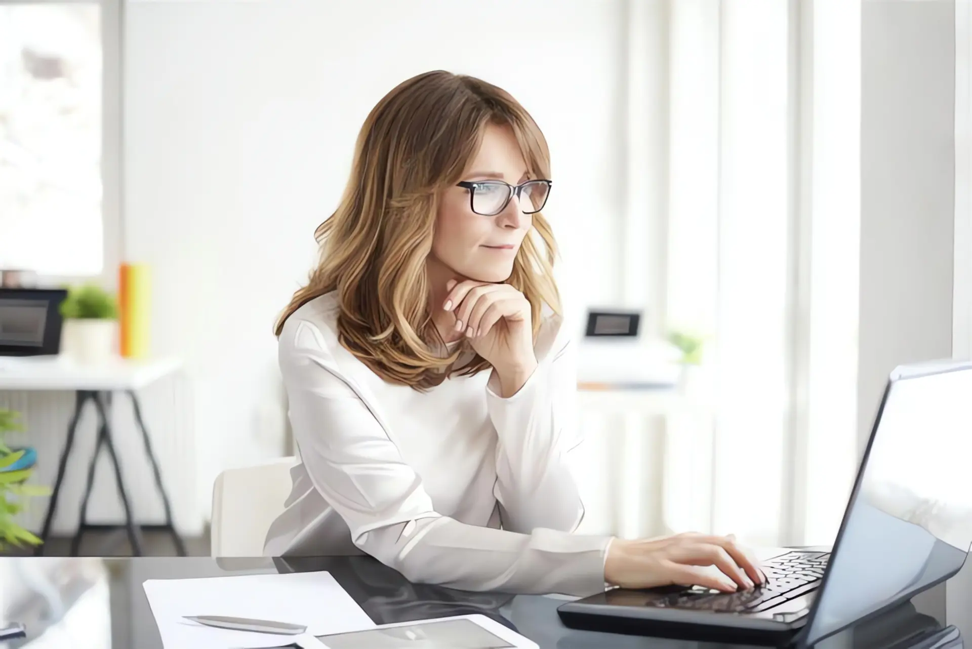 Heizlastberechnung: Frau arbeitet am Laptop