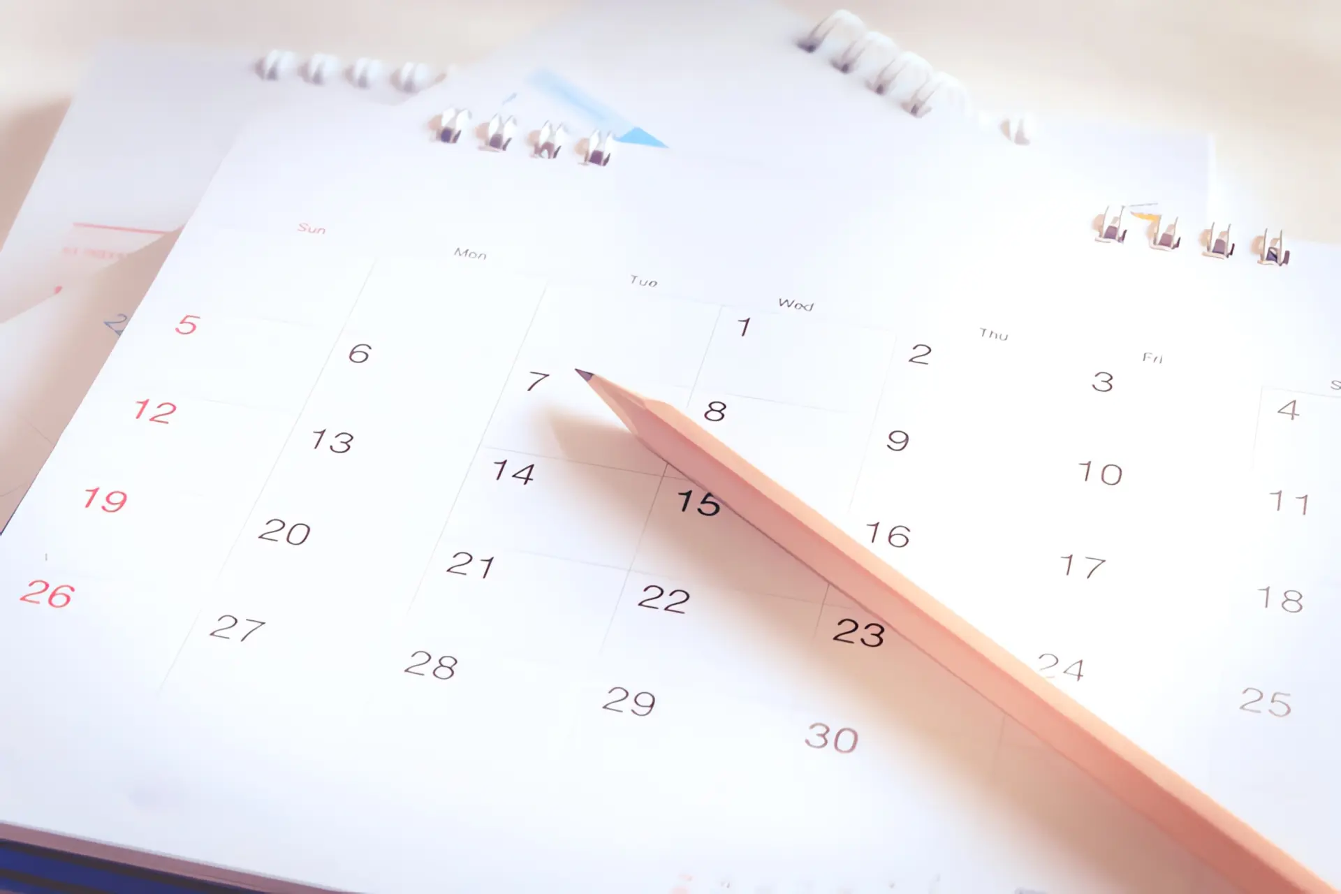 Heizperiode: Bleistift auf Kalender