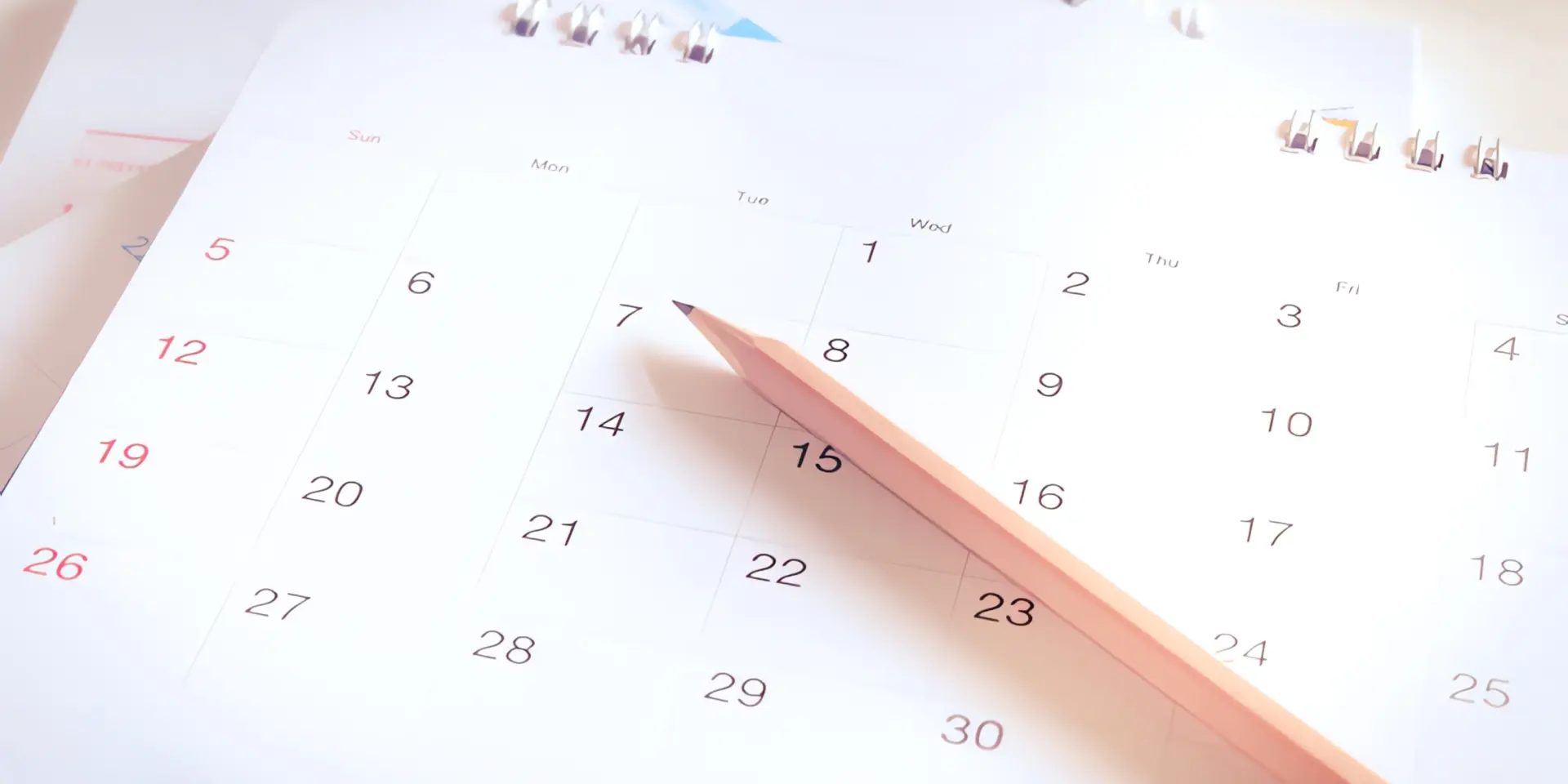 Heizperiode: Bleistift auf Kalender