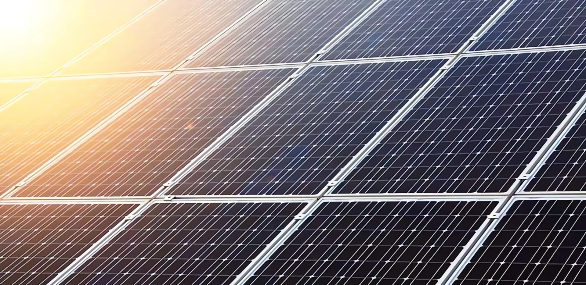 Photovoltaik Wirkungsgrad: Sonne scheint auf Solarmodule auf Dach