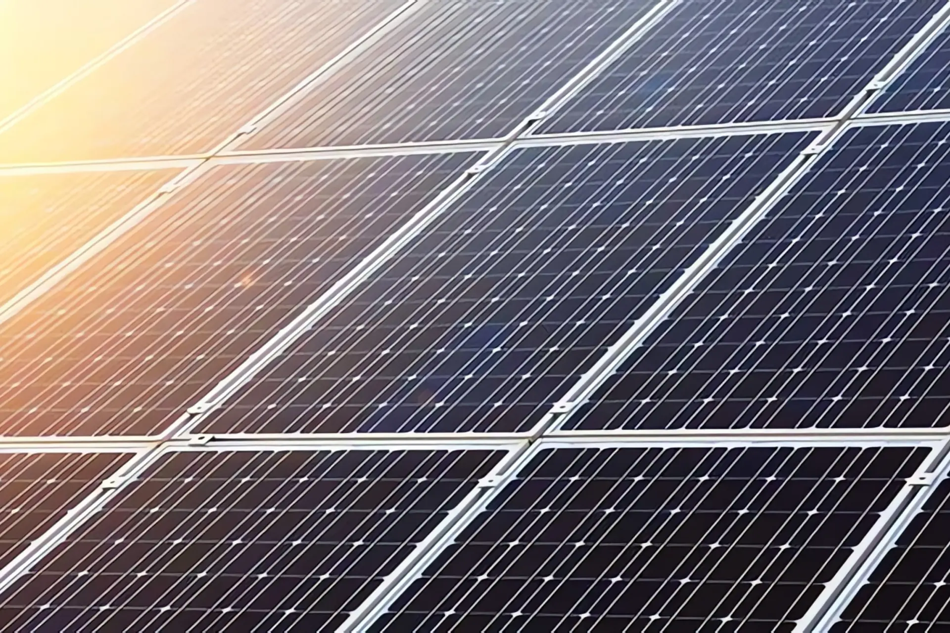 Photovoltaik Wirkungsgrad: Sonne scheint auf Solarmodule auf Dach