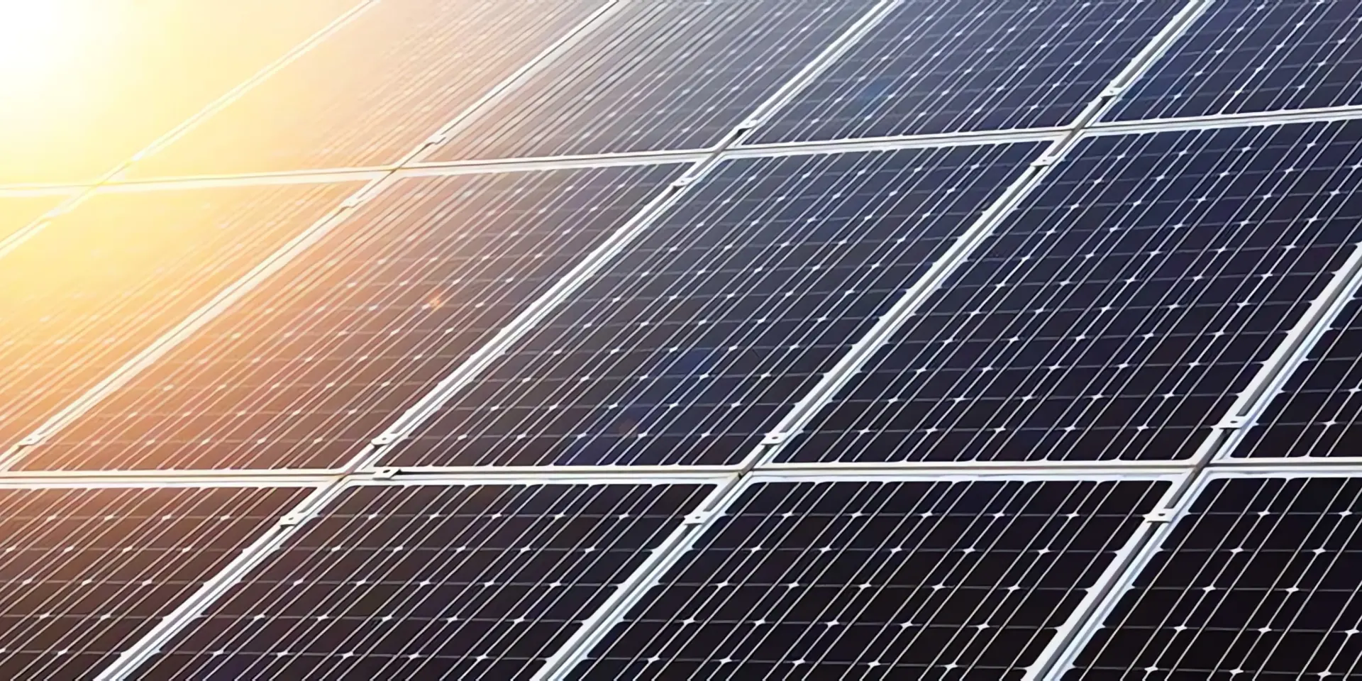 Photovoltaik Wirkungsgrad: Sonne scheint auf Solarmodule auf Dach