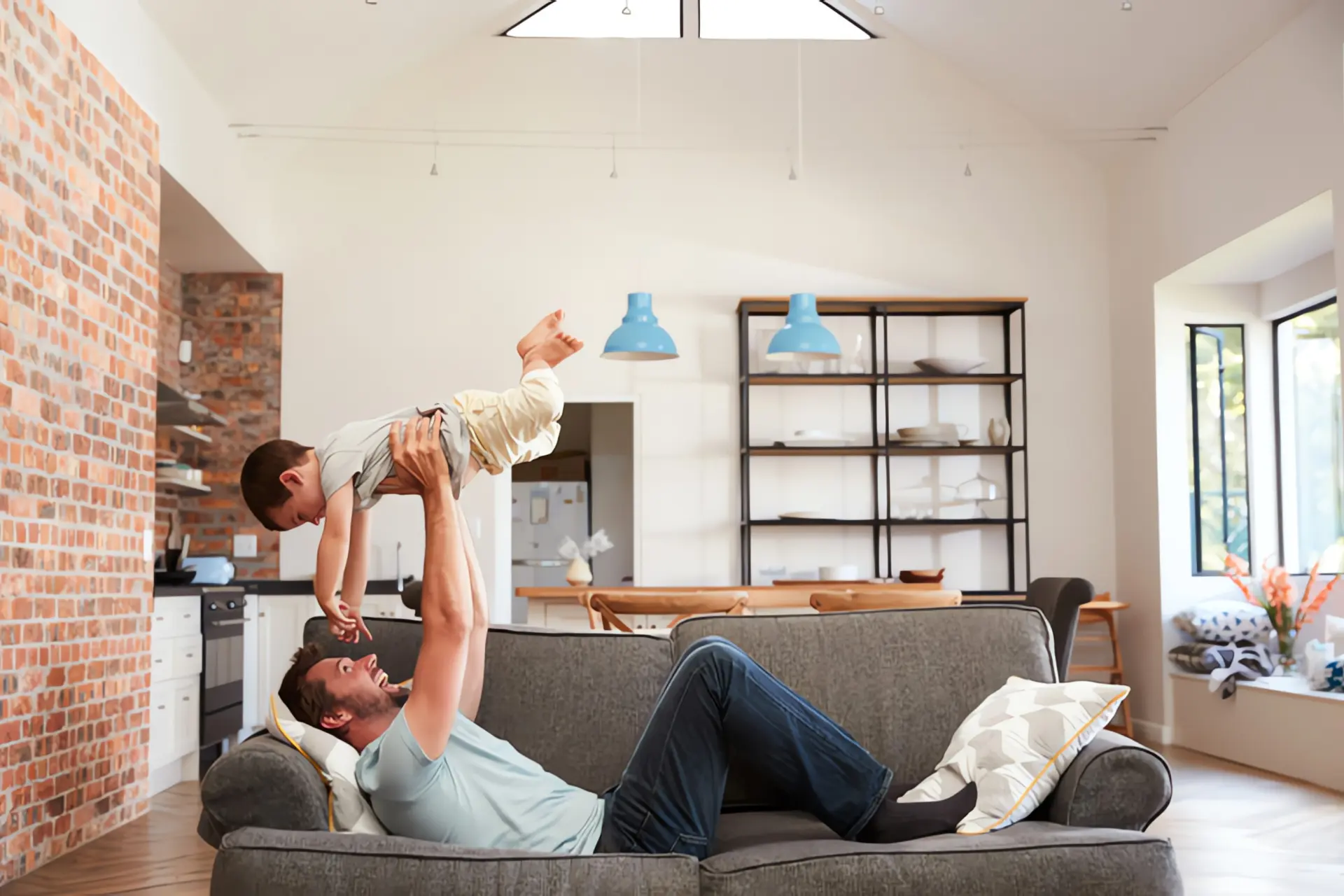 Heizungsmodernisierung: Vater mit Kind auf Couch