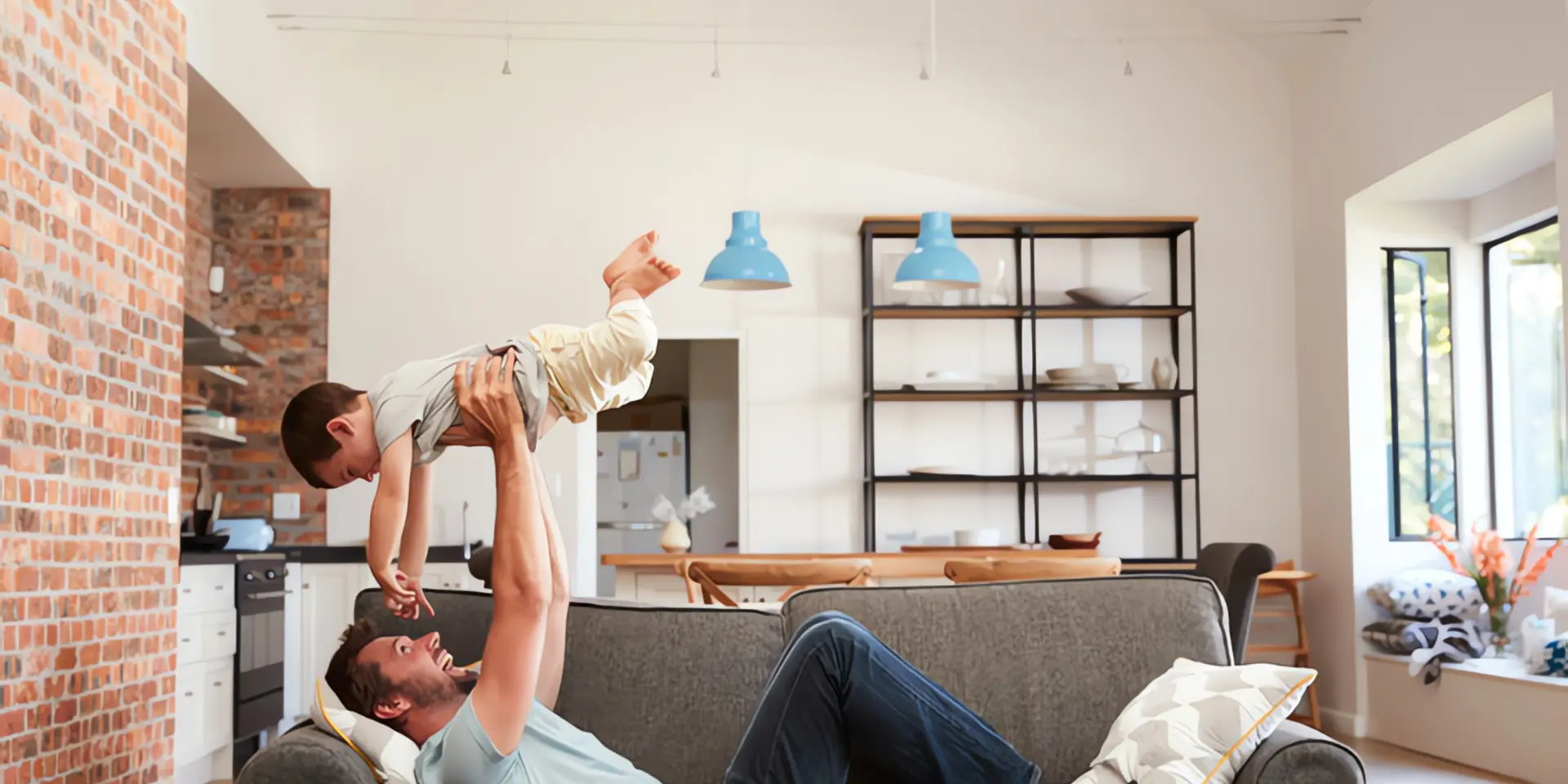 Heizungsmodernisierung: Vater mit Kind auf Couch