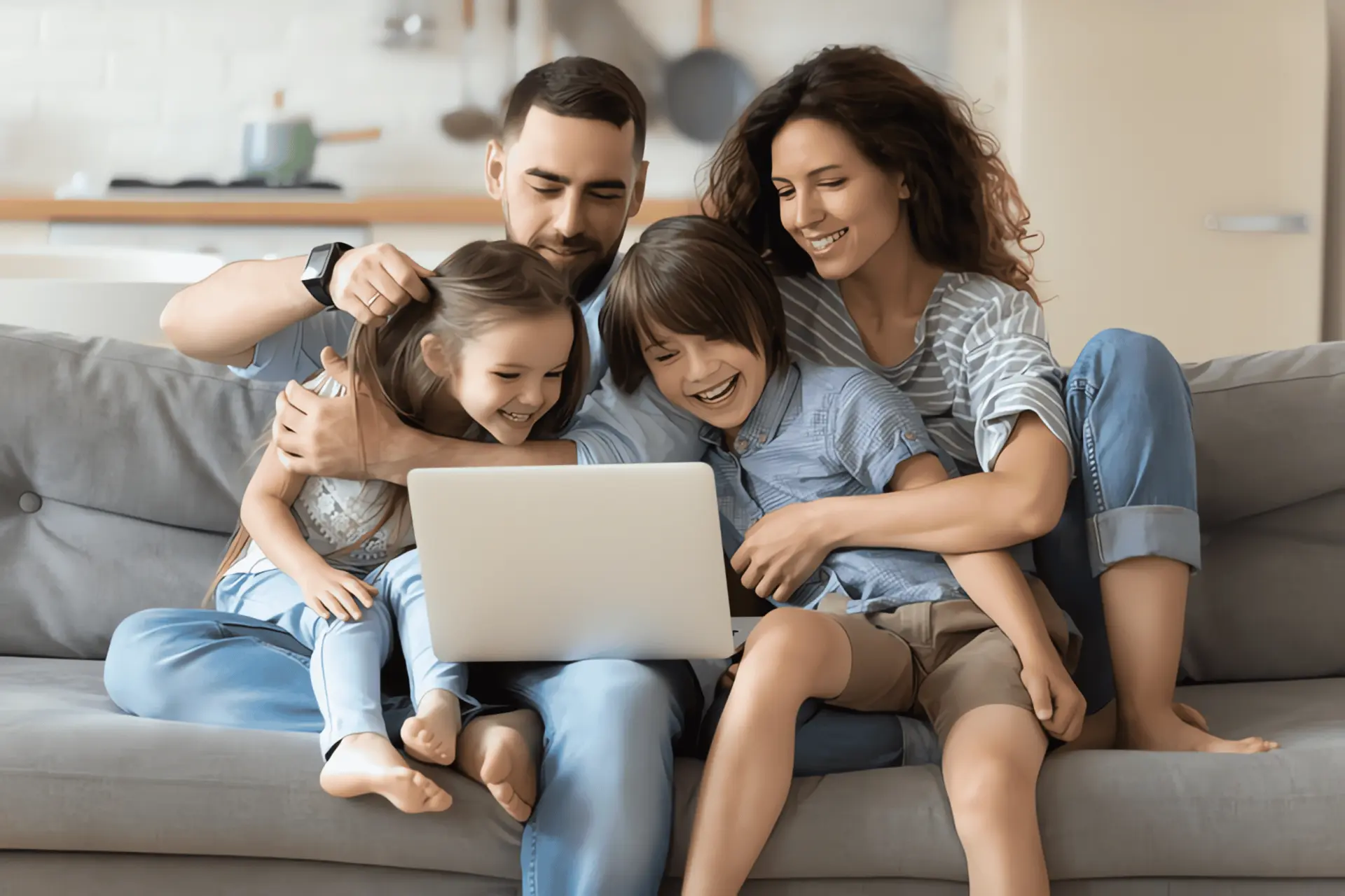 Familie auf der Couch lacht und sitzt am Laptop