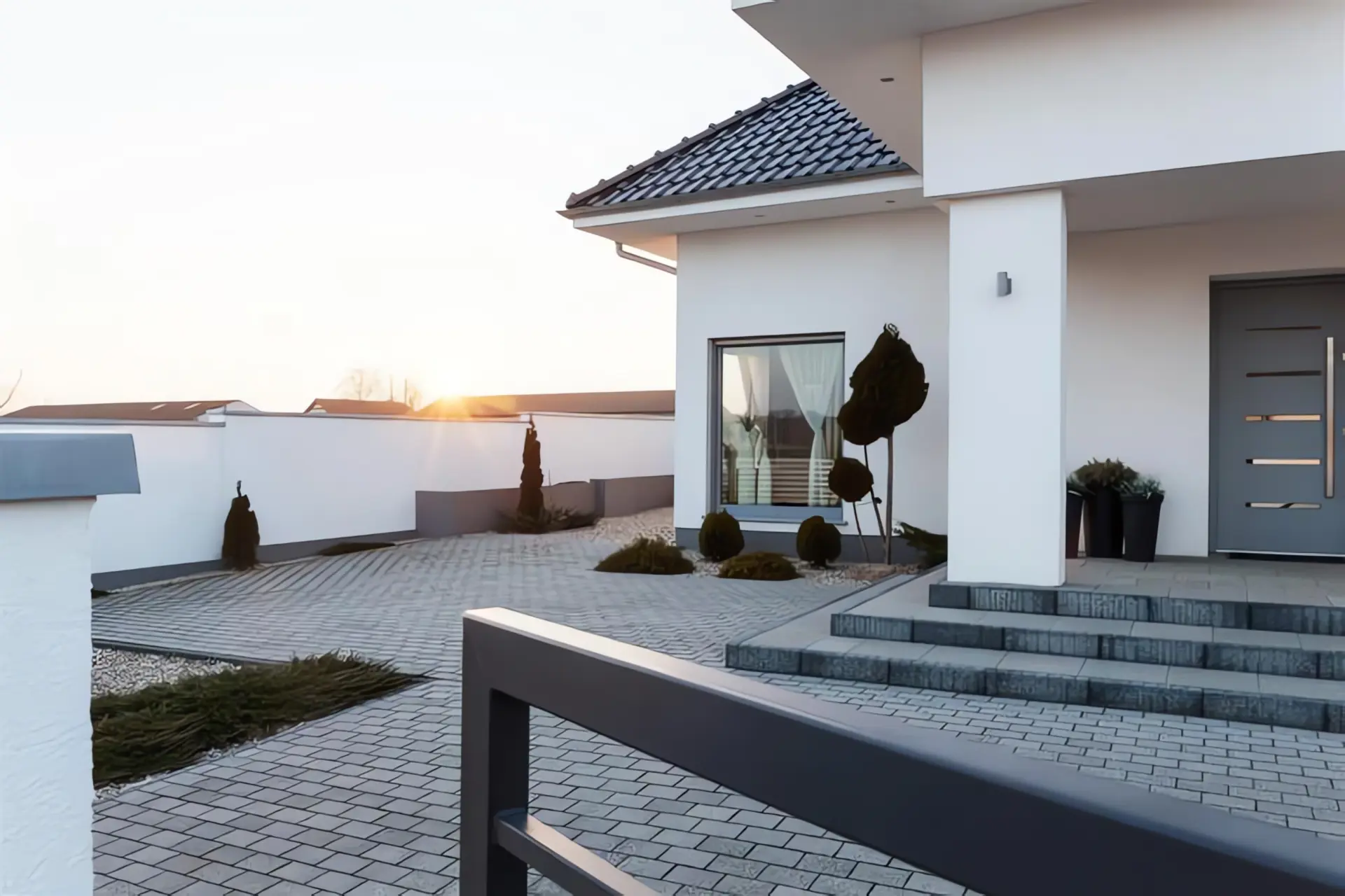 Jahreszeitbedingte Raumheizungseffizienz: Haus und Grundstück mit Abendsonne