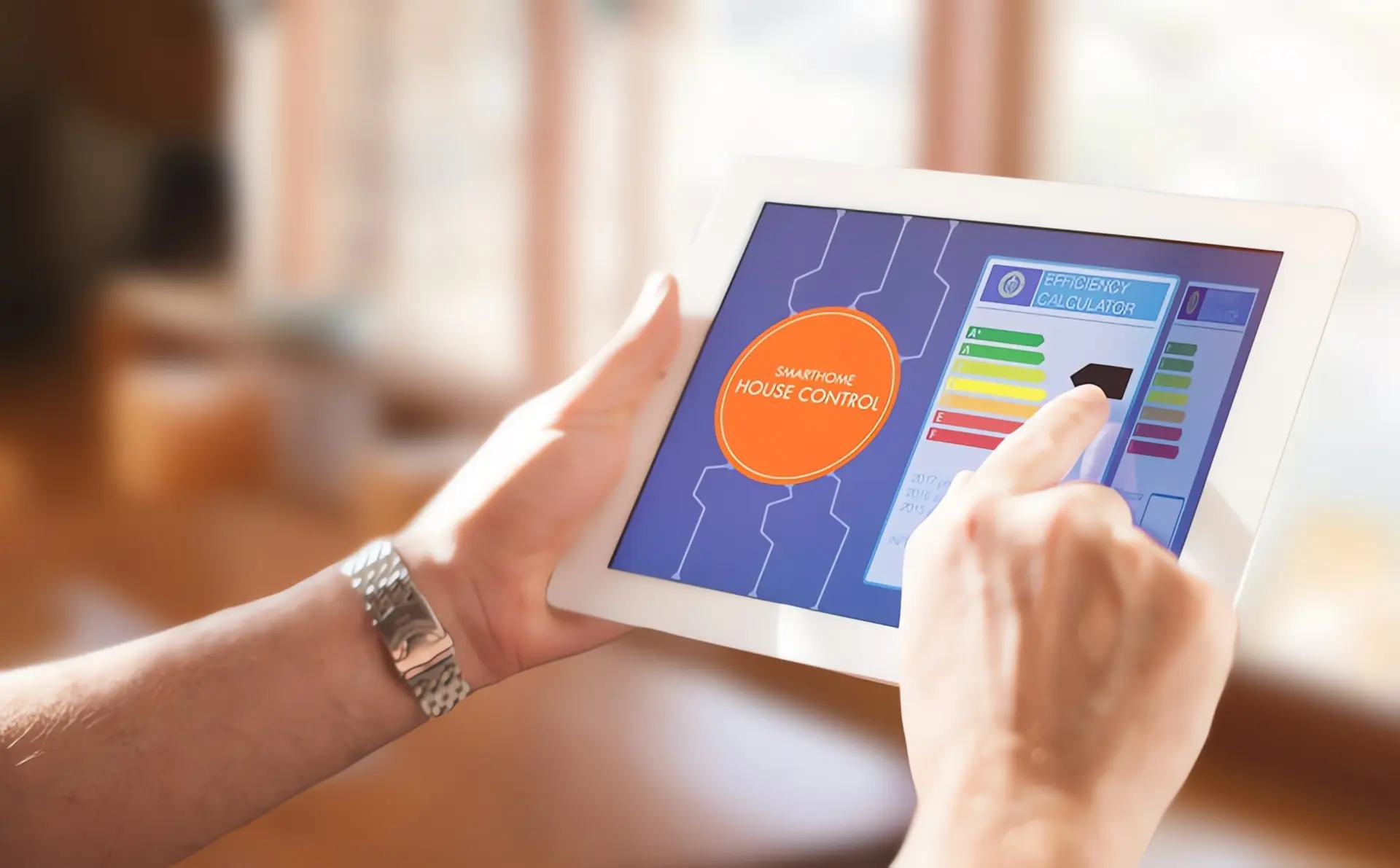 JAZ Wärmepumpe: Mann bedient App auf Tablet