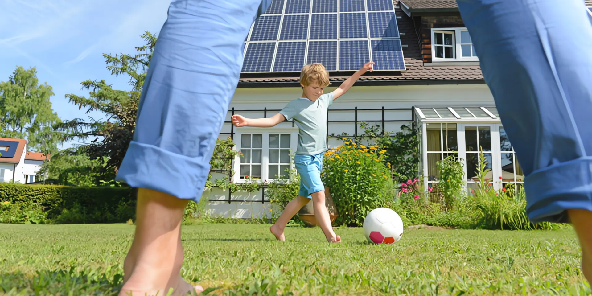Klimaziele für Deutschland: Bundesregierung macht Dampf in allen Sektoren Klimaziele Deutschland: Kind auf grüner Wiese