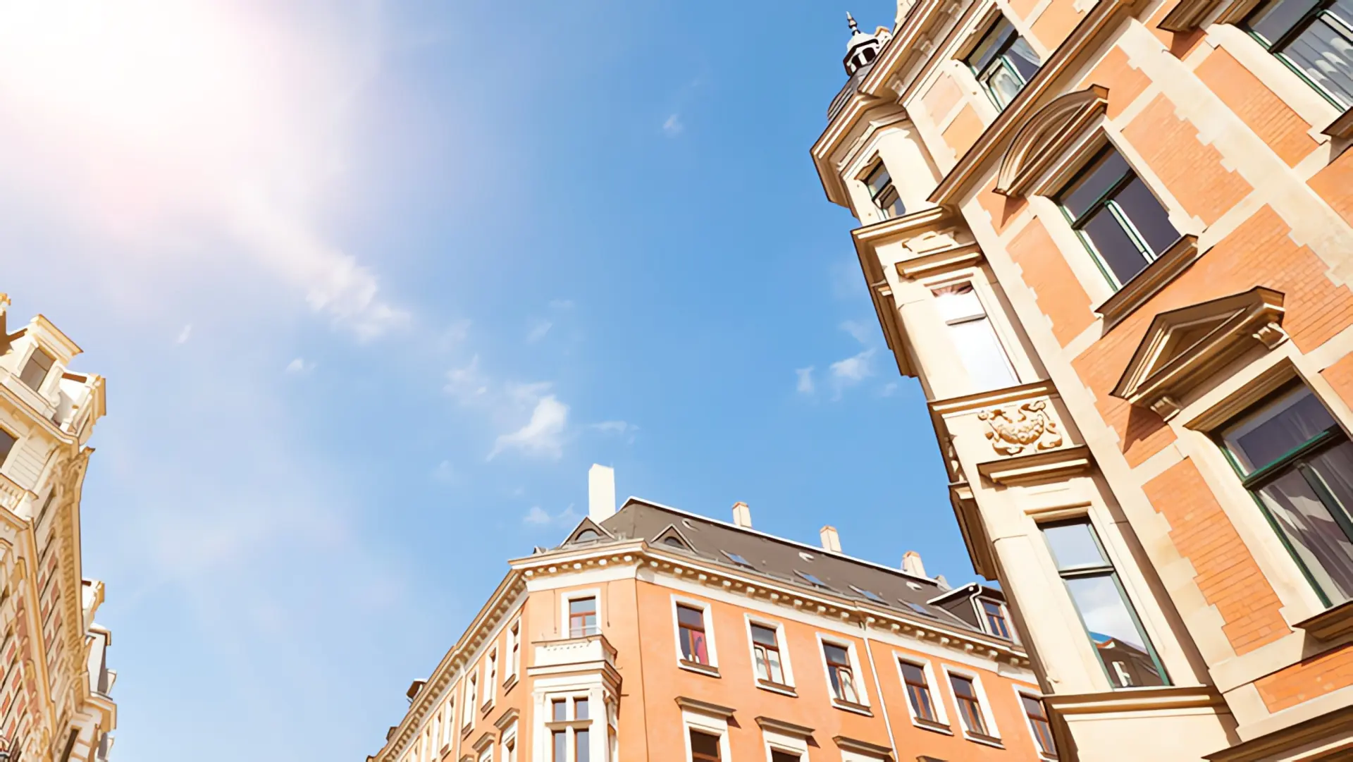 Lohnt sich Photovoltaik: Hohe Altbau-Gebäude werden im Hintergrund und ein sonniger blauer Himmel.