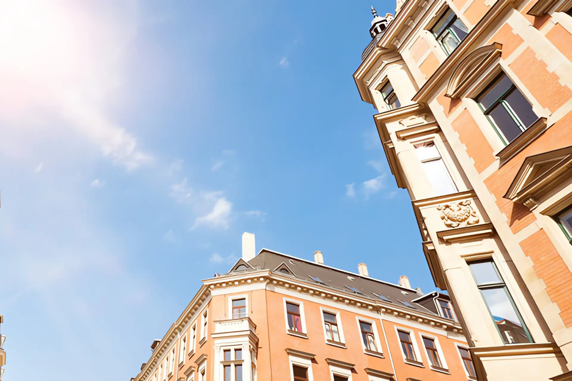 Lohnt sich Photovoltaik: Hohe Altbau-Gebäude werden im Hintergrund und ein sonniger blauer Himmel.