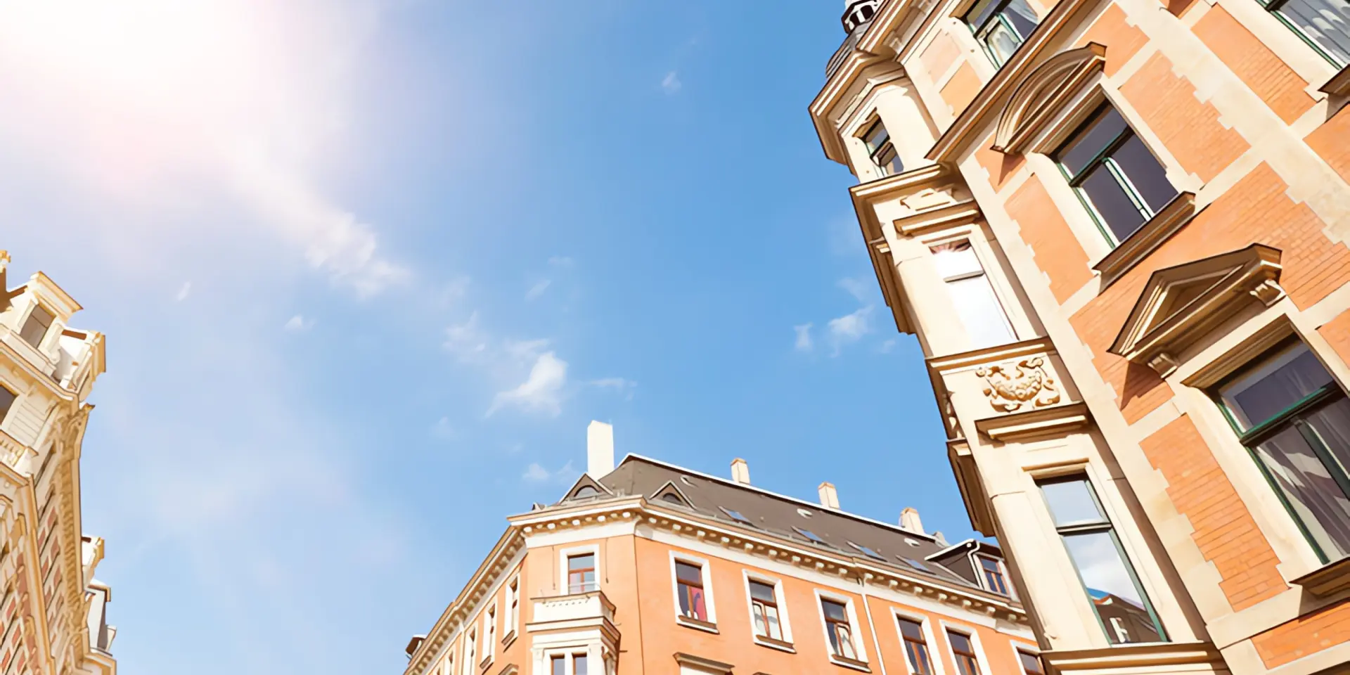 Lohnt sich Photovoltaik: Hohe Altbau-Gebäude werden im Hintergrund und ein sonniger blauer Himmel.