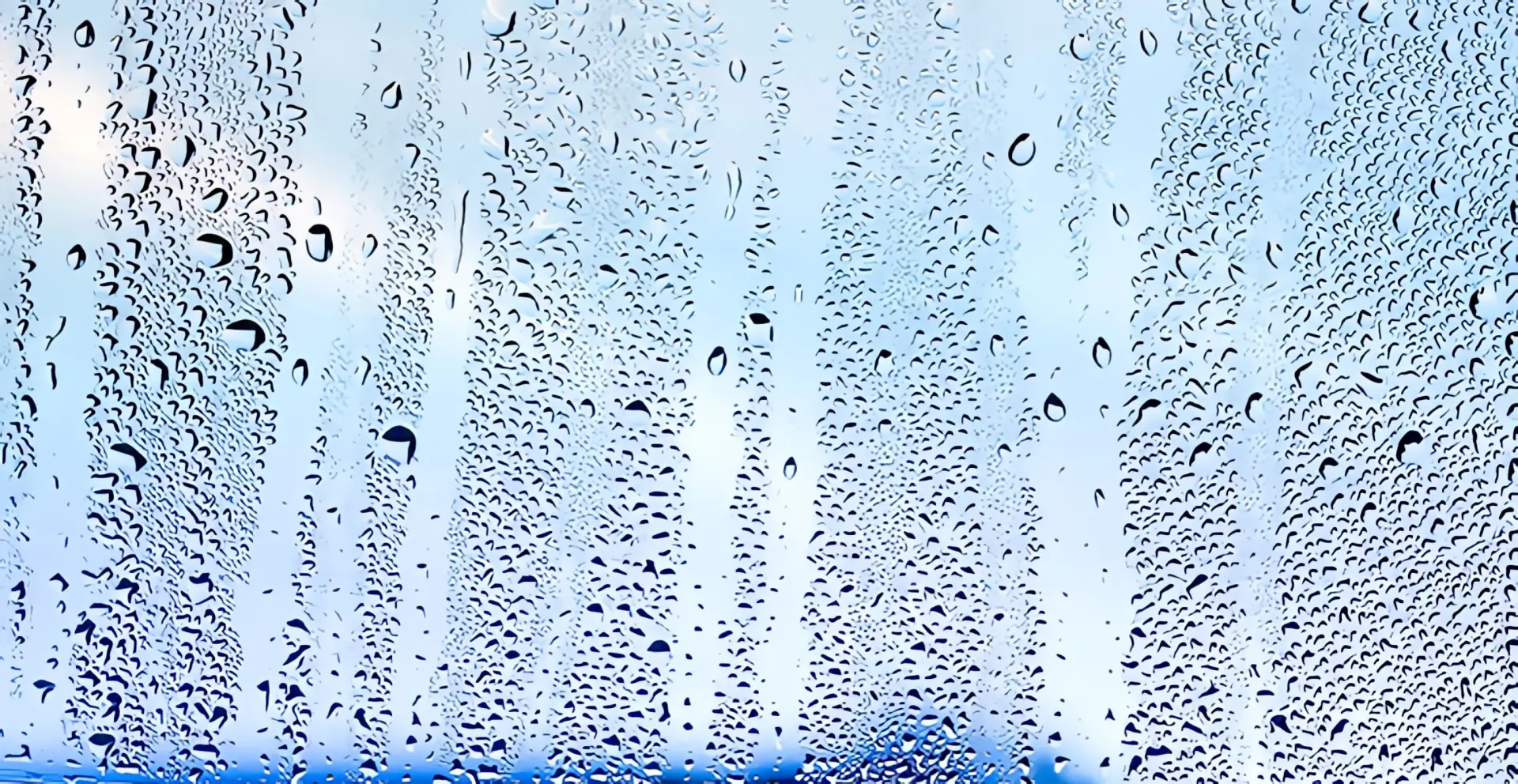 Luftfeuchtigkeit senken: Fenster mit Wasserstreifen