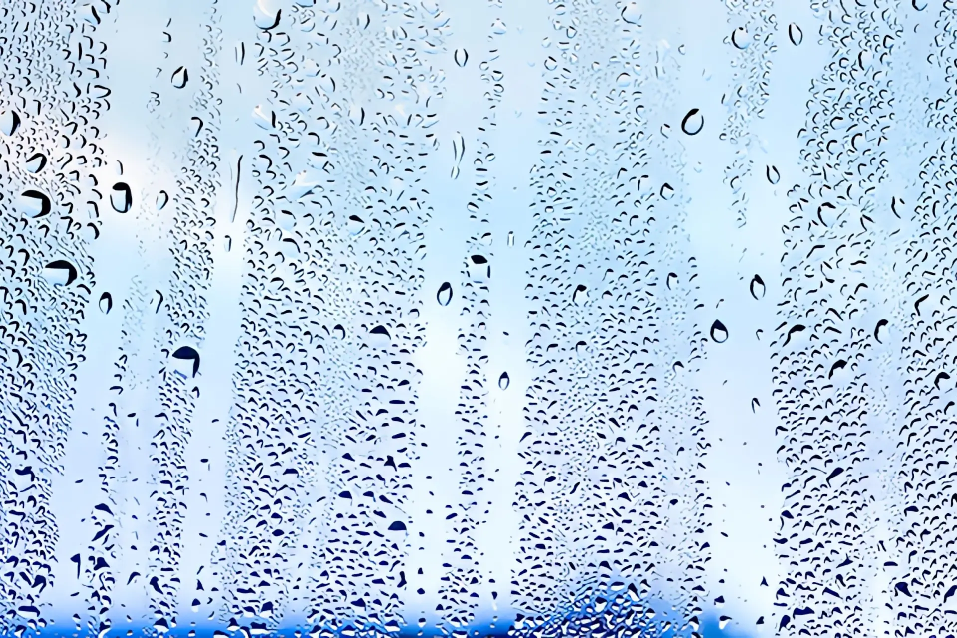 Luftfeuchtigkeit senken: Fenster mit Wasserstreifen