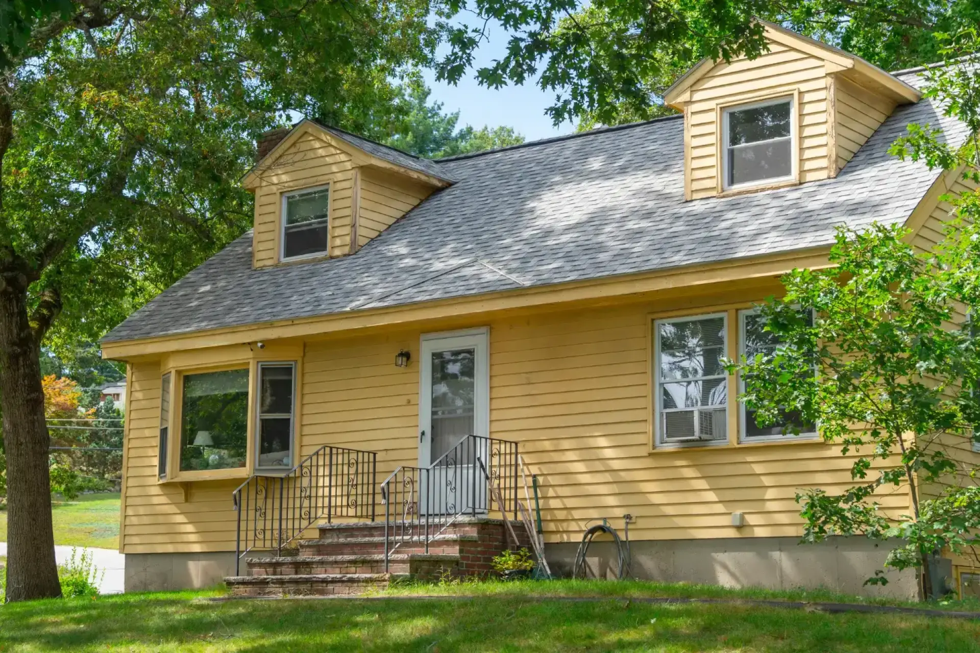 Nachtspeicherheizung austauschen: Außenansicht eines älteren Einfamilienhauses