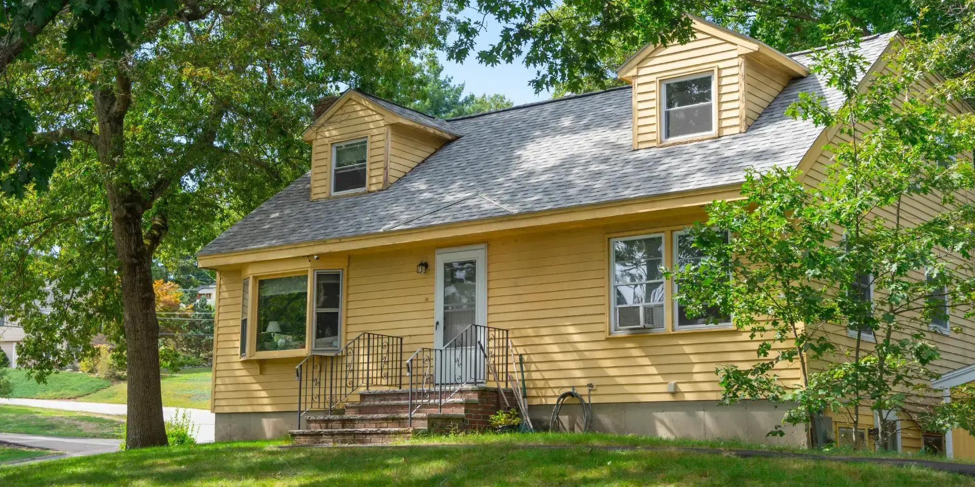 Nachtspeicherheizung austauschen: Effizienz, Vorteile und nachhaltige Alternativen Nachtspeicherheizung austauschen: Außenansicht eines älteren Einfamilienhauses