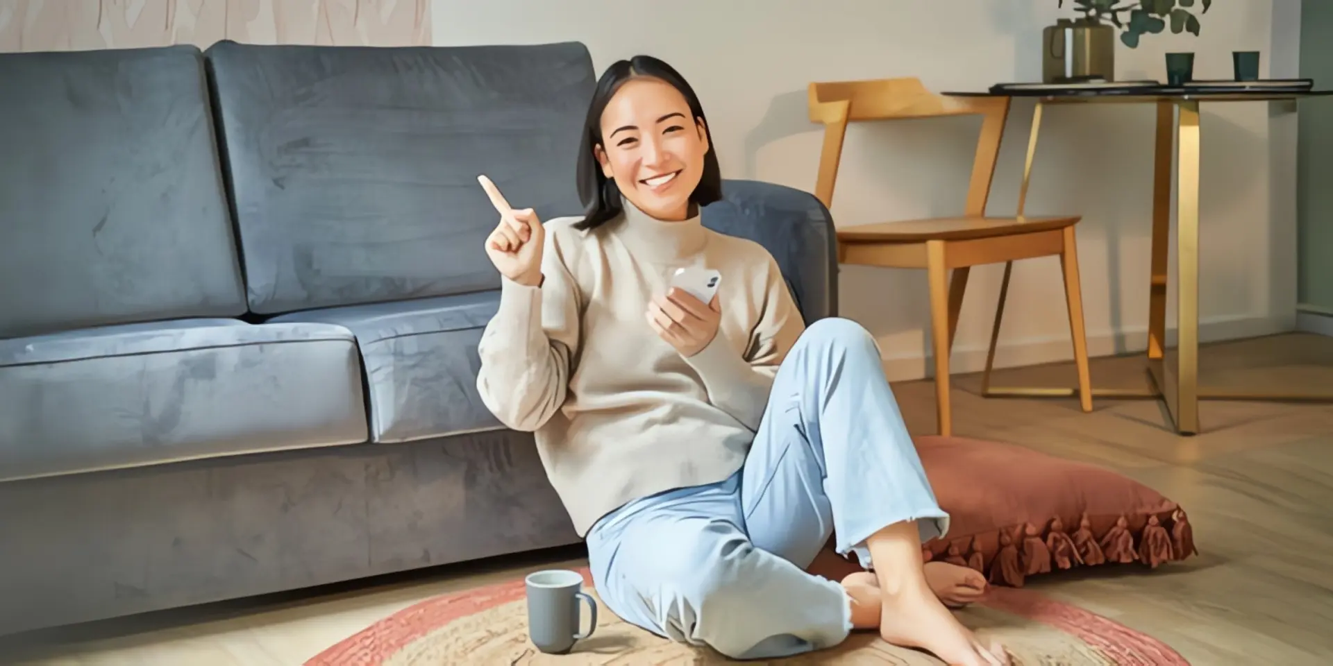 Nahwärme: Zufriedene und junge asiatische Frau sitz auf dem Boden im Wohnzimmer mit Handy in der Hand und einer Tasse neben sich.