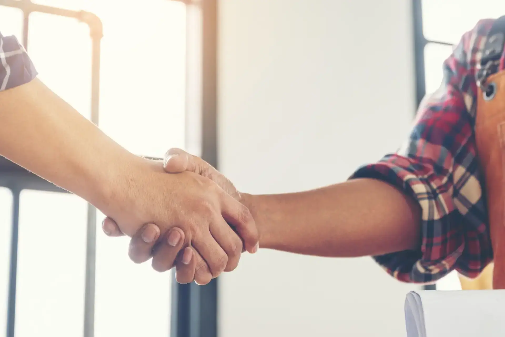 Ölheizung Austauschpflicht: Zwei Personen schütteln sich die Hände