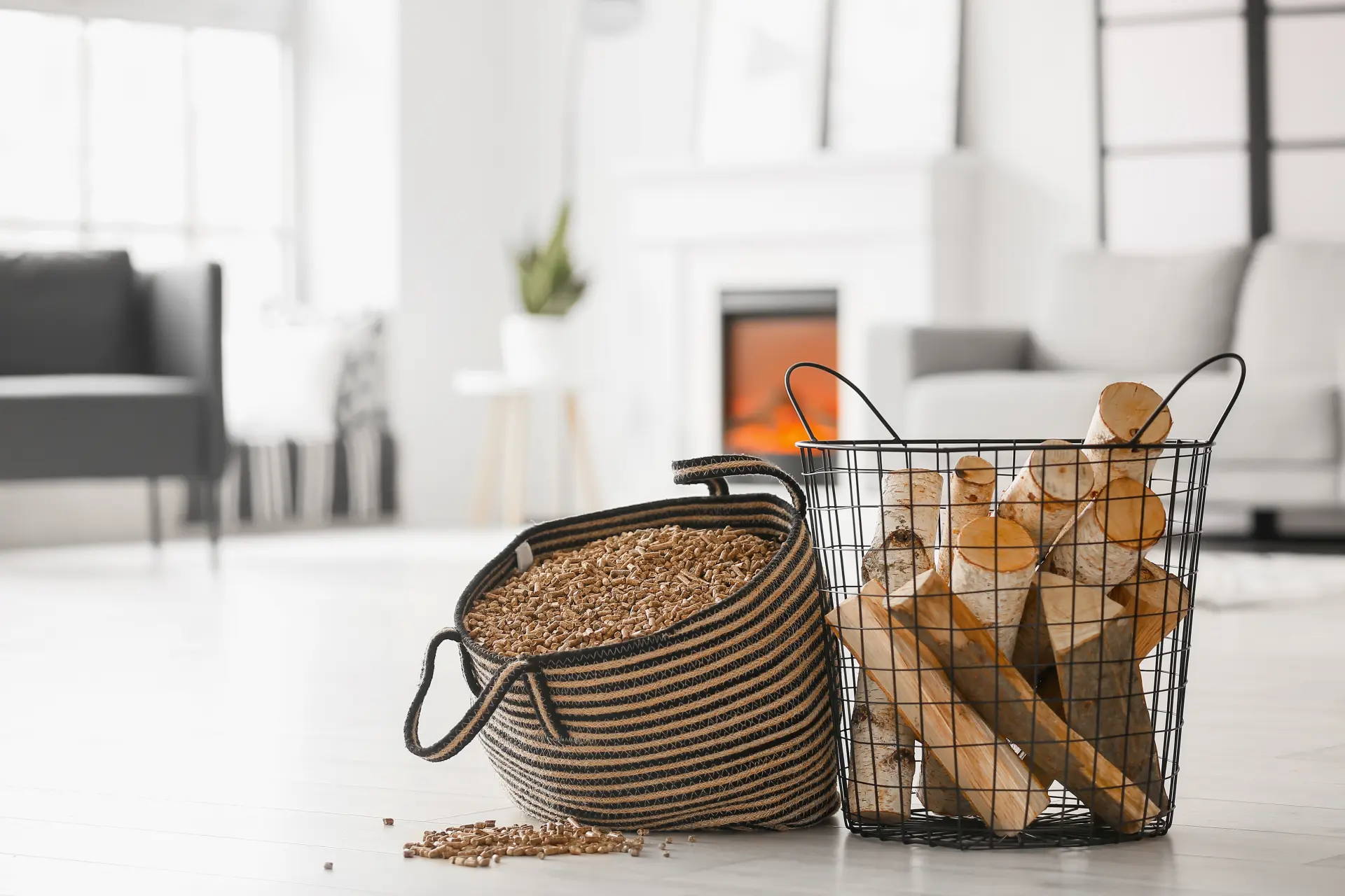 Nachteile Pelletheizung: Pellets und Holz im Wohnzimmer vor Kamin