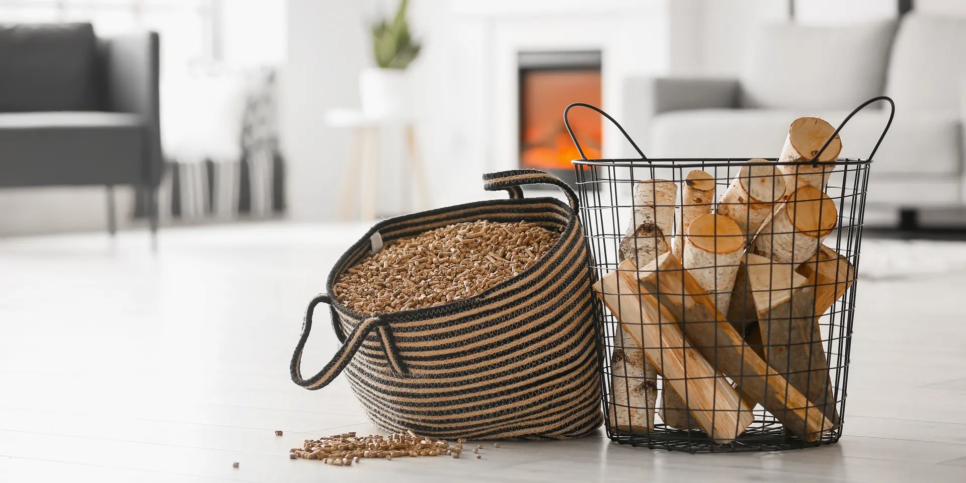 Nachteile Pelletheizung: Pellets und Holz im Wohnzimmer vor Kamin