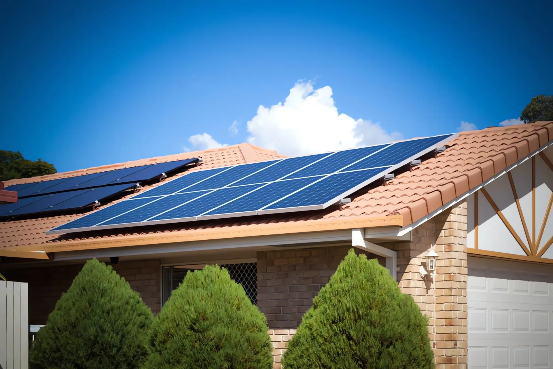 Photovoltaik Definition: Solarmodule auf Hausdach in Sonne
