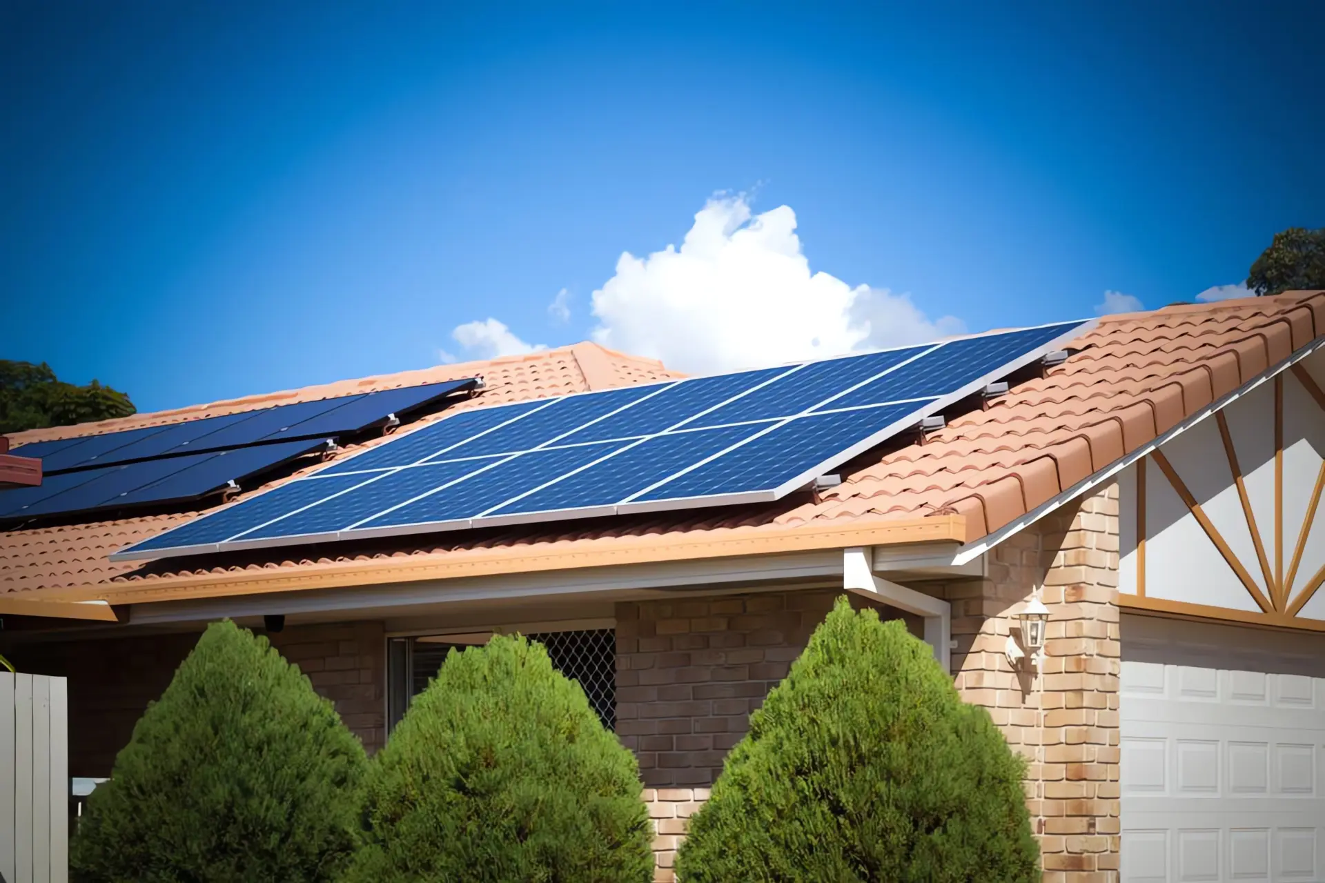 Photovoltaik Definition: Solarmodule auf Hausdach in Sonne