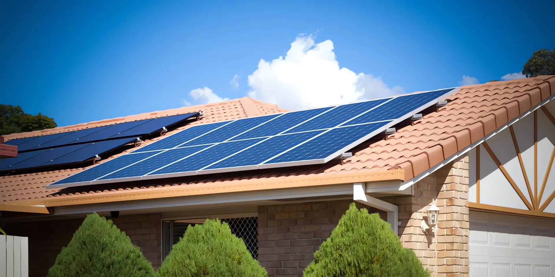 Photovoltaik Definition: Solarmodule auf Hausdach in Sonne