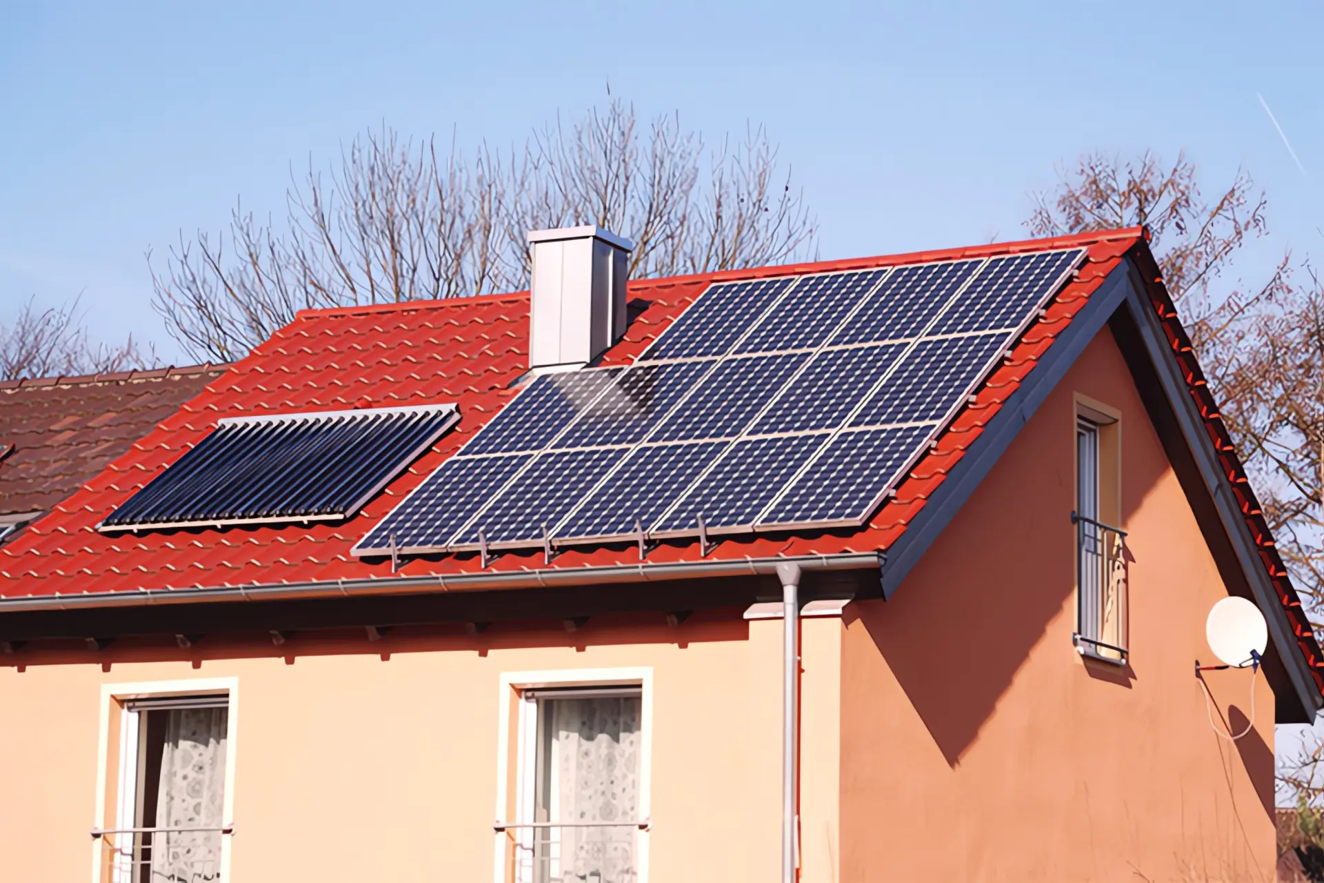 Solarthermie oder Photovoltaik: Haus mit Photovoltaik