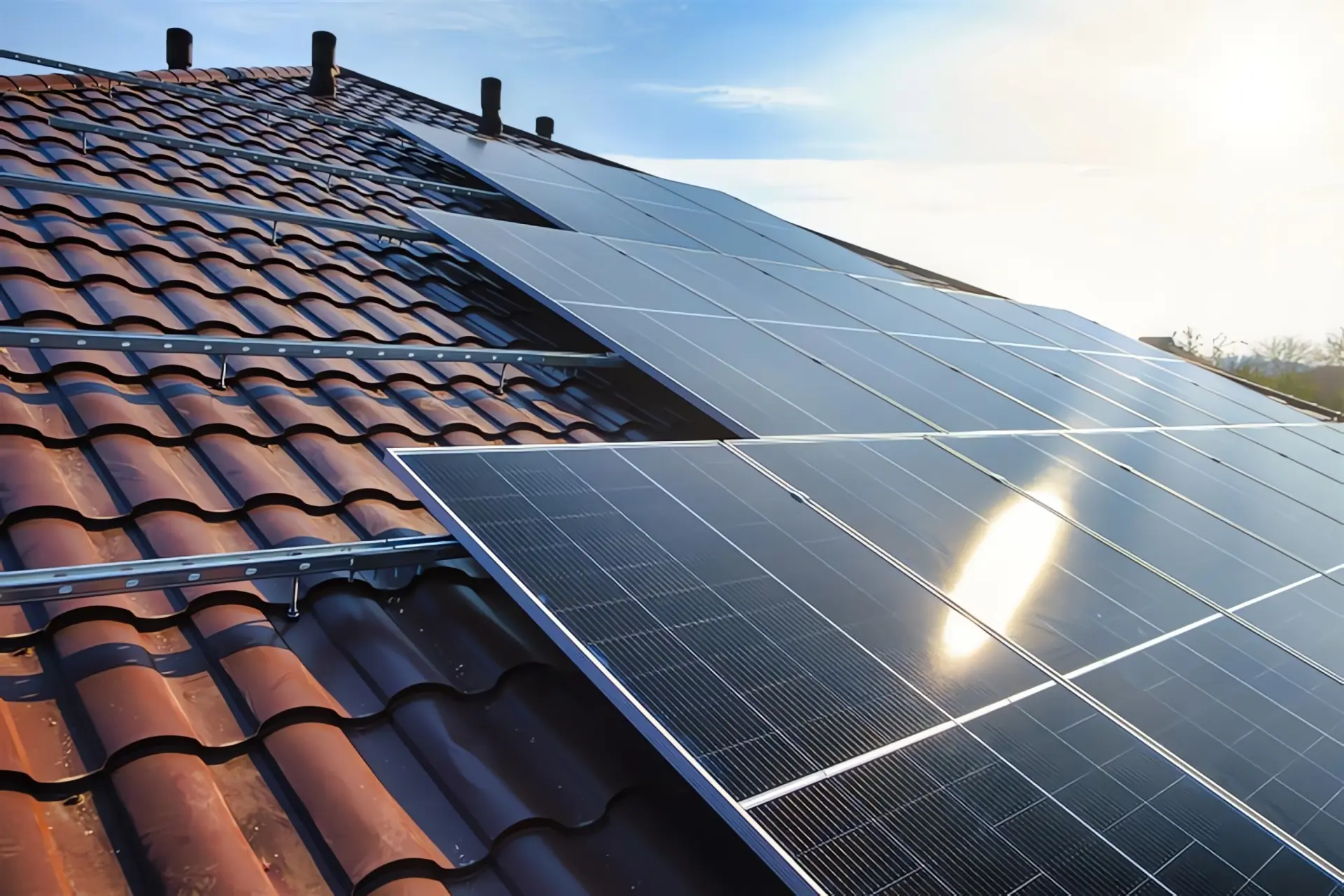 Röhrenkollektor: Solaranlage auf Schieferdach