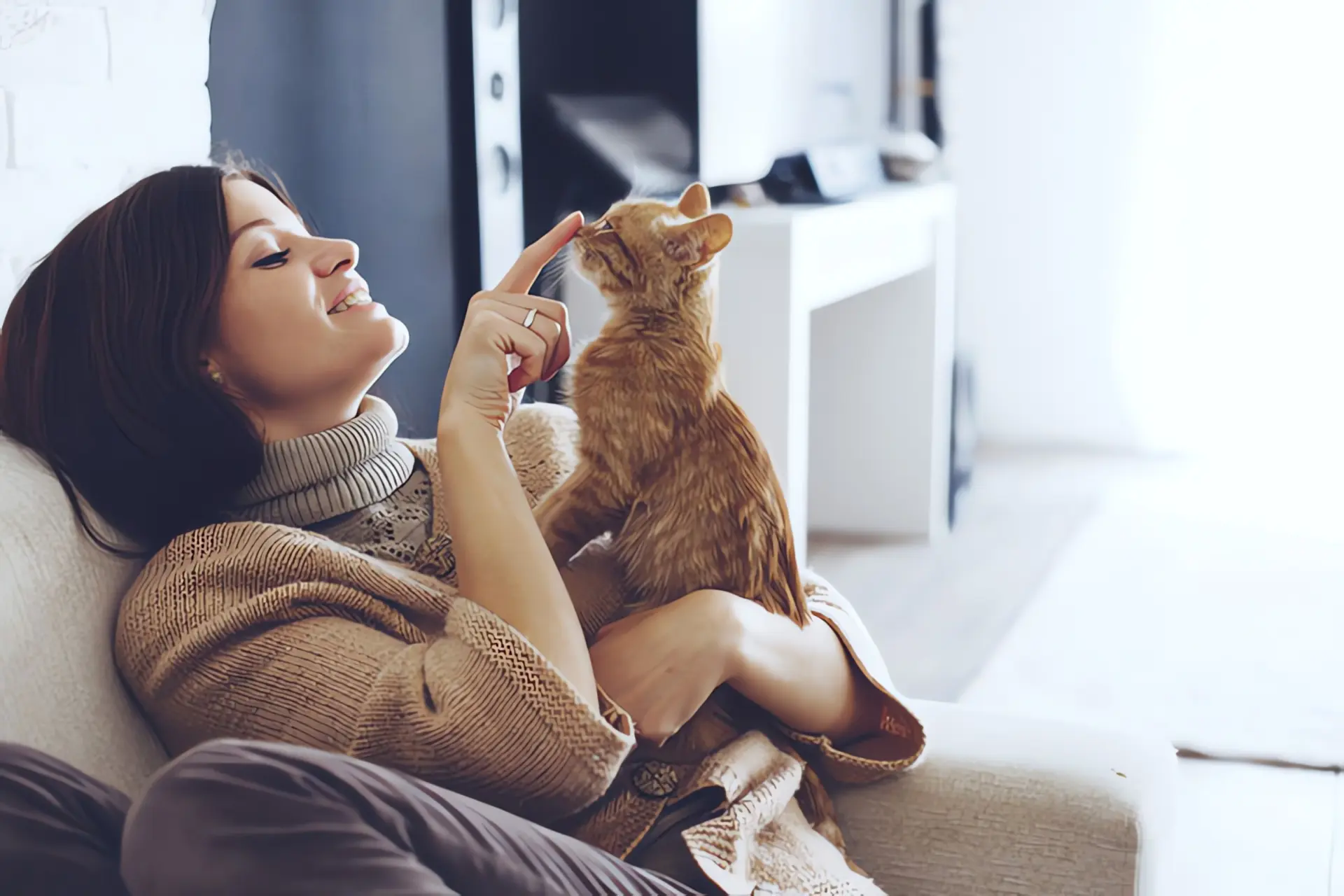 Schadstoffe im Haus Symptome: Frau mit Katze auf Sofa