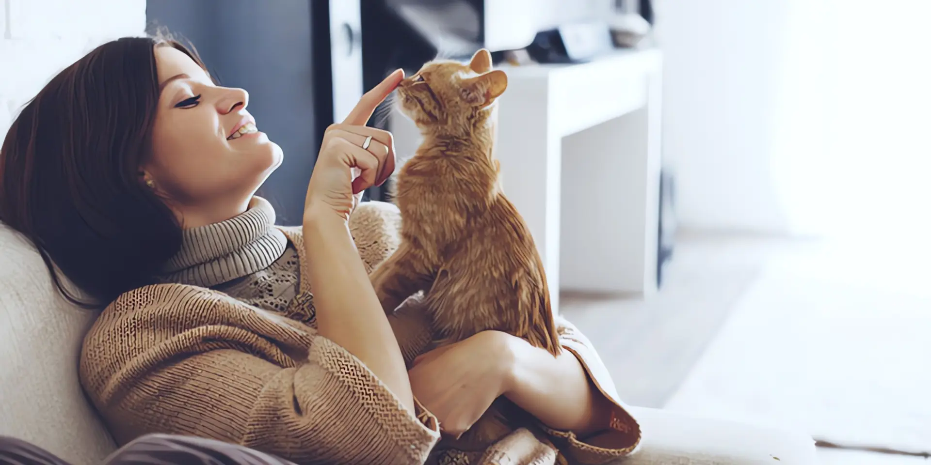 Schadstoffe im Haus Symptome: Frau mit Katze auf Sofa
