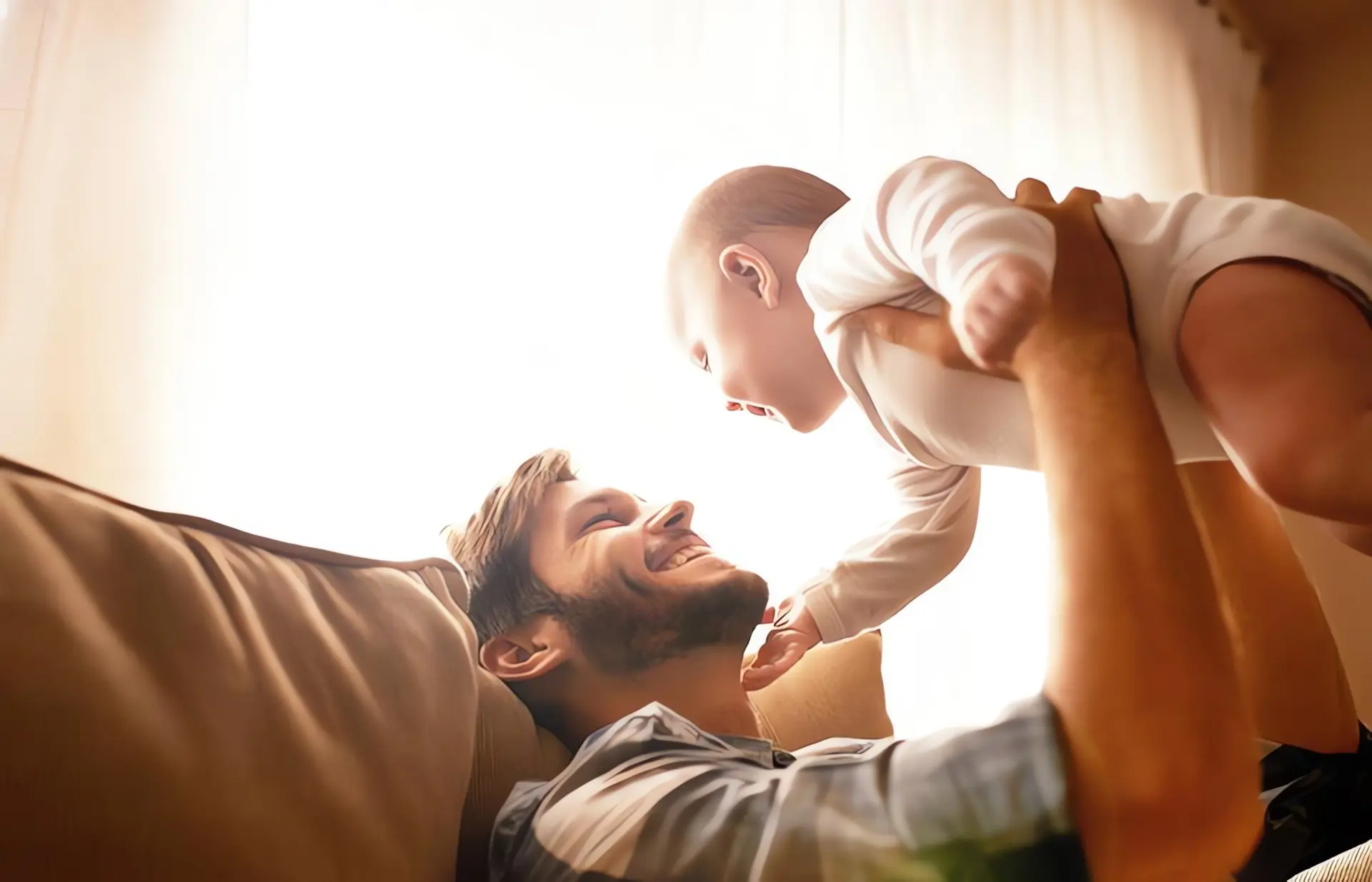 Schimmel vorbeugen und Raumklima verbessern: Vater mit Baby auf Couch