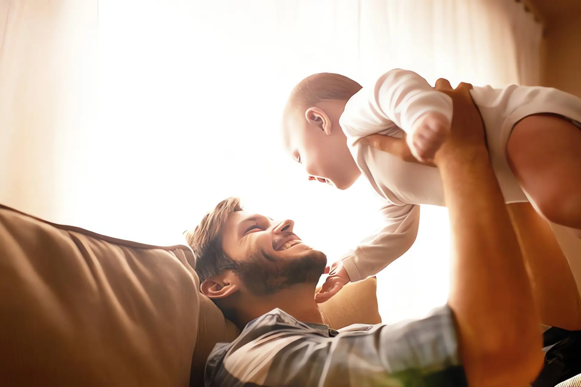 Schimmel vorbeugen und Raumklima verbessern: Vater mit Baby auf Couch